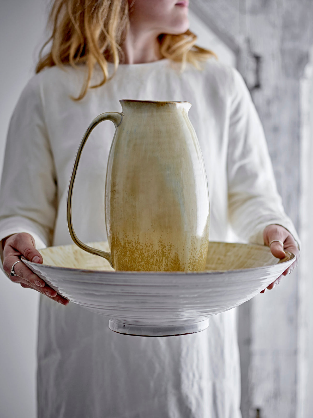 Saskia Deko-Vase in Beige aus Steingut von Bloomingville, kannenförmig mit gesprenkeltem Muster, das nach unten dunkler wird.