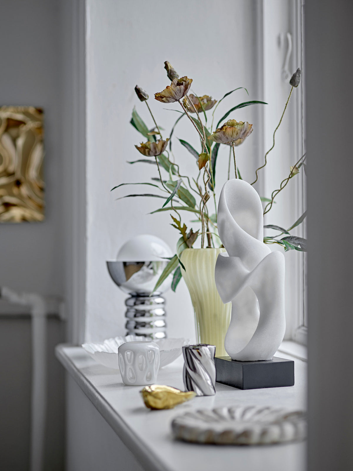 Alistair Deko, Weiss, Polyresin in Weiss präsentiert im Onlineshop von KAQTU Design AG. Kunstgegenstände ist von Bloomingville