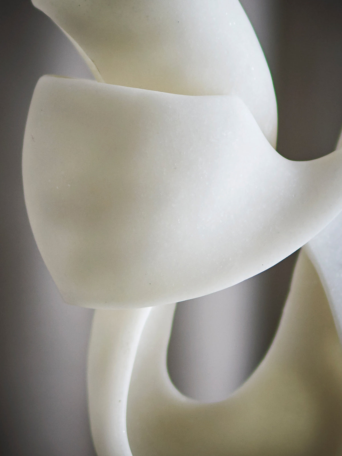Alistair Deko, Weiss, Polyresin in Weiss präsentiert im Onlineshop von KAQTU Design AG. Kunstgegenstände ist von Bloomingville