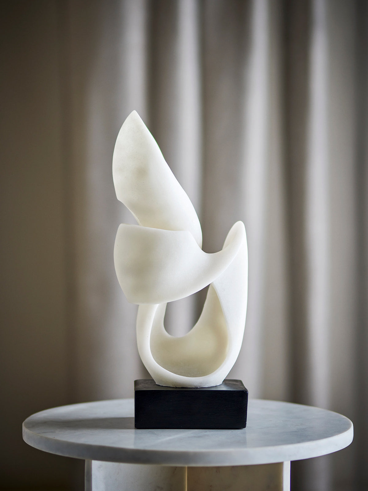 Alistair Deko, Weiss, Polyresin in Weiss präsentiert im Onlineshop von KAQTU Design AG. Kunstgegenstände ist von Bloomingville