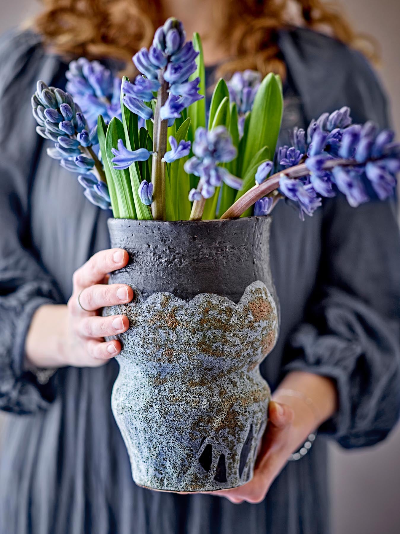 Entdecken Sie den einzigartigen Neeson Blumentopf von Bloomingville. Aus hochwertigem Steingut gefertigt, bringt er natürliche Eleganz in Ihr Zuhause.