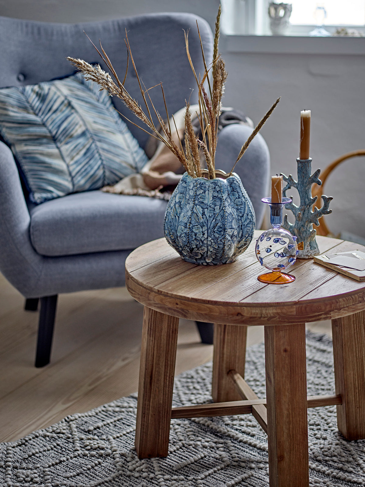 Hetty Vase, Blau, Steingut in Blau präsentiert im Onlineshop von KAQTU Design AG. Vase ist von Creative Collection