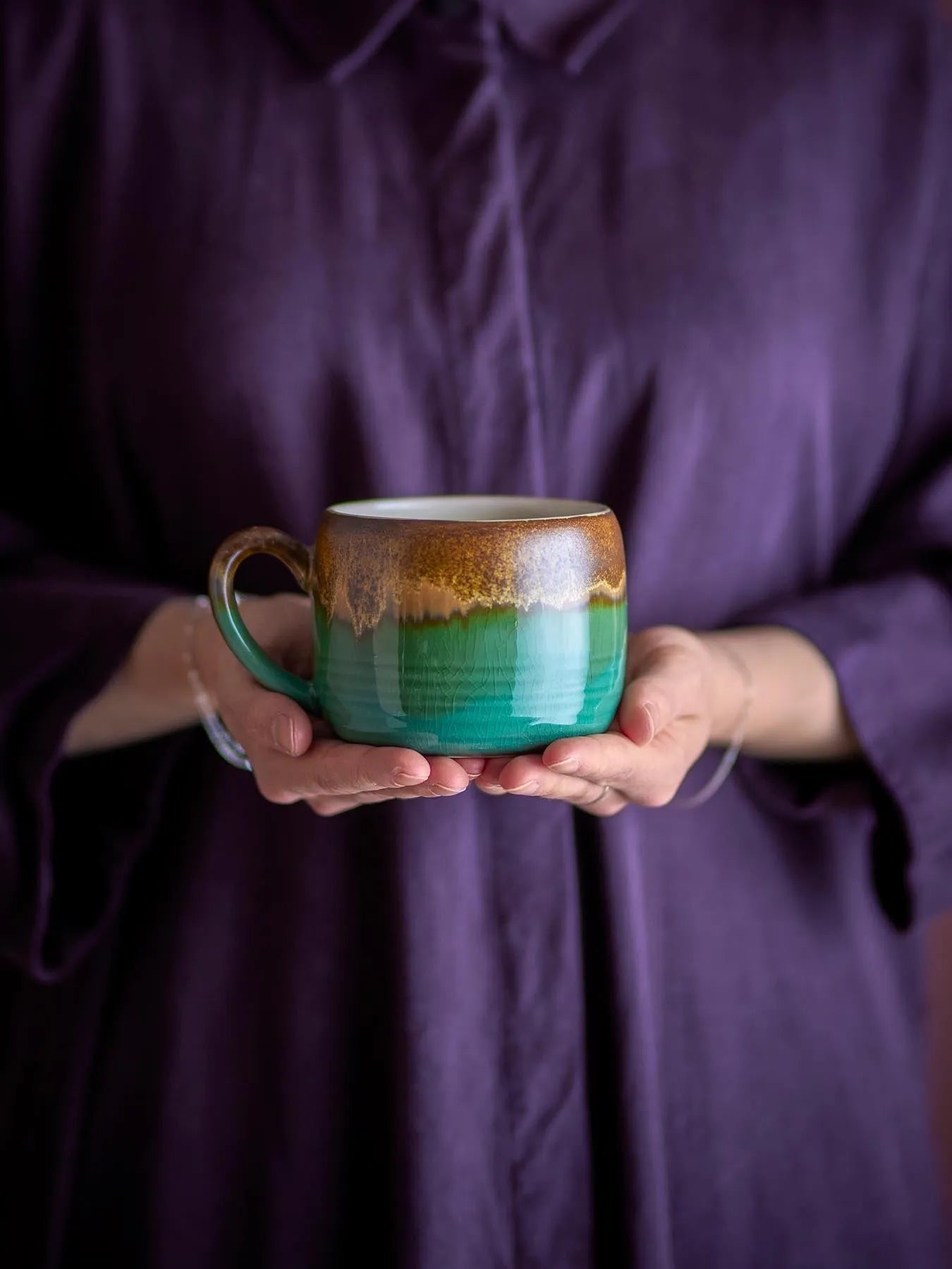 Sheen Becher, Grün, Steingut in Grün präsentiert im Onlineshop von KAQTU Design AG. Tasse ist von Bloomingville