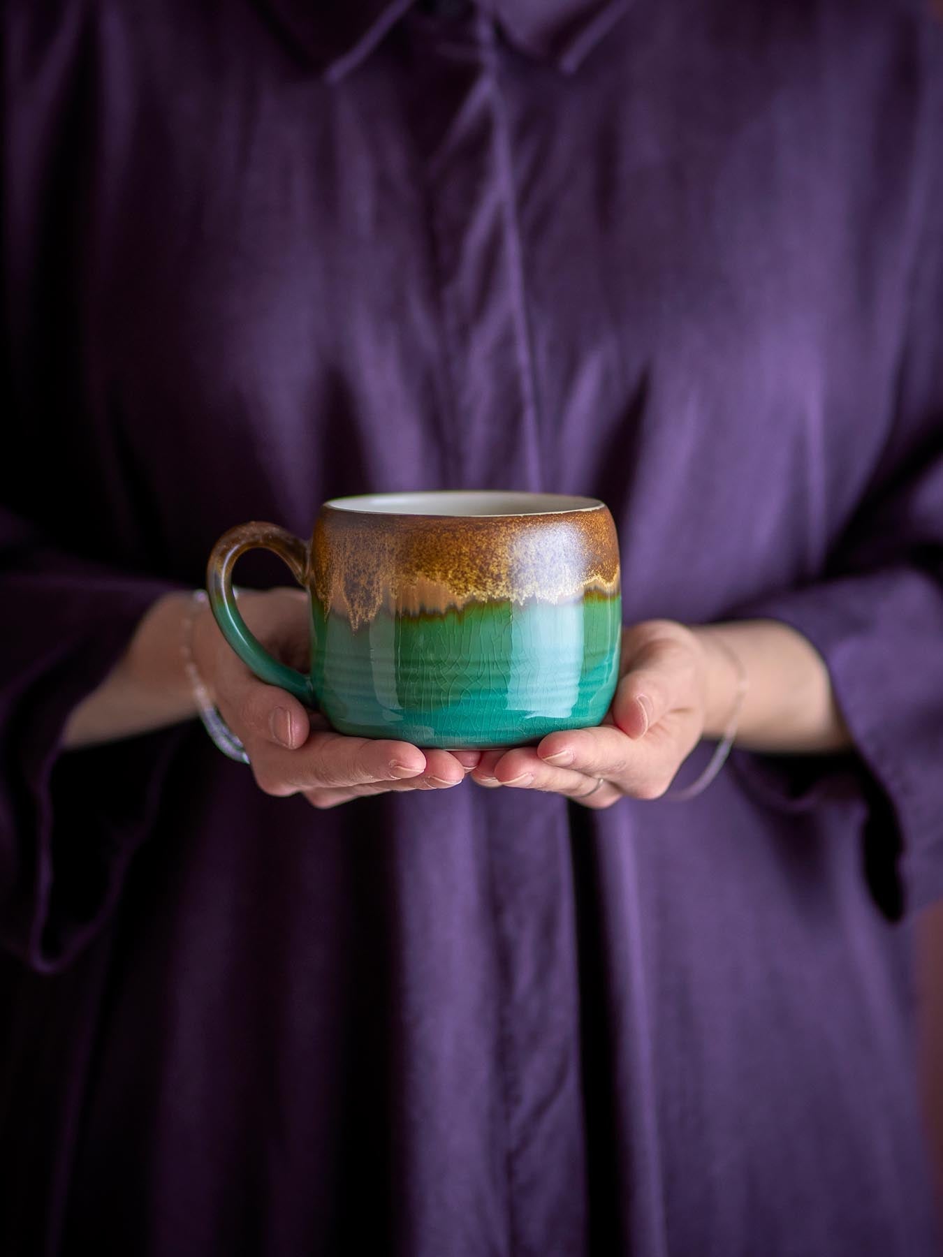 Sheen Becher, Grün, Steingut in Grün präsentiert im Onlineshop von KAQTU Design AG. Tasse ist von Bloomingville