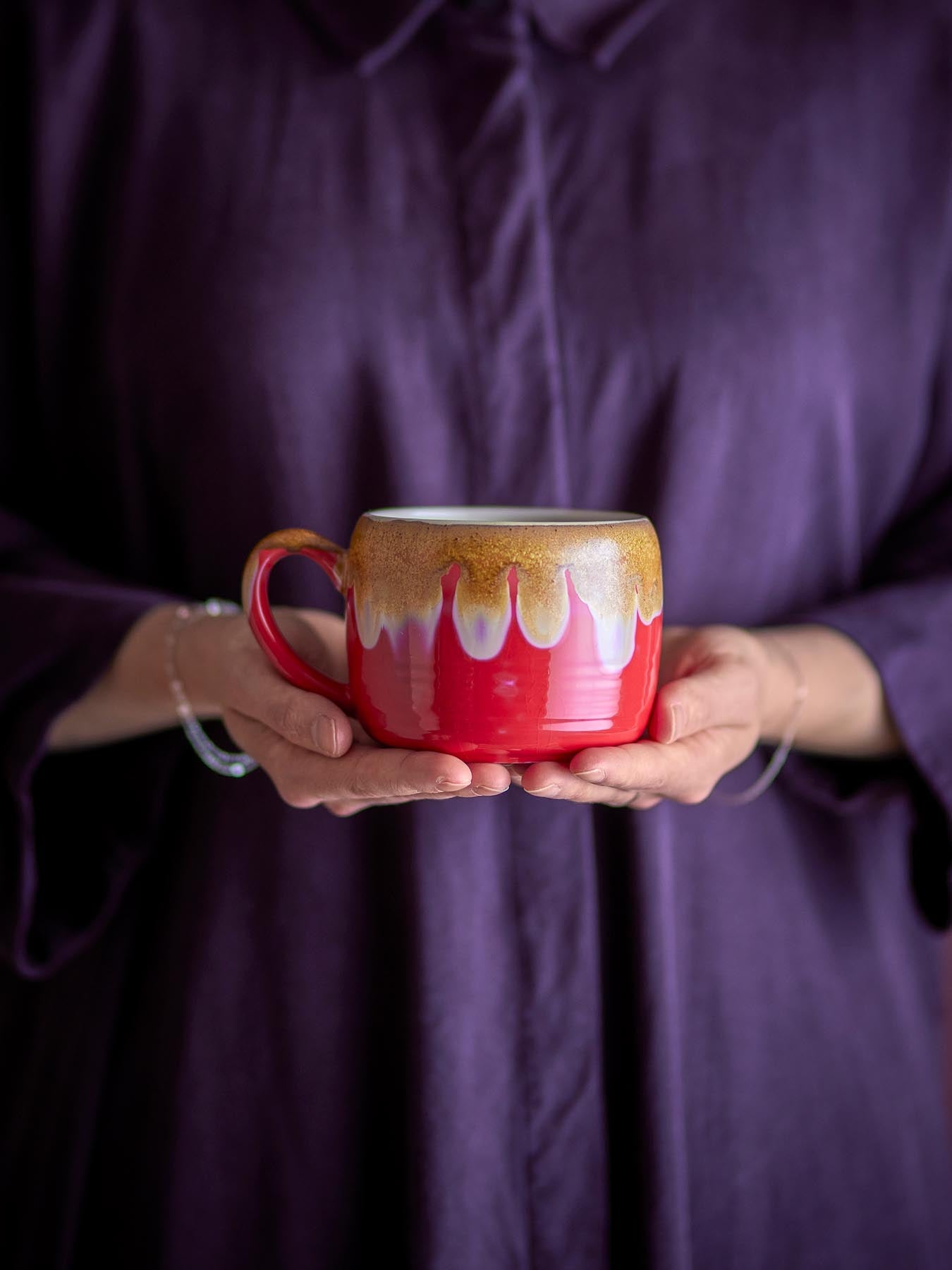 Sheen Becher, Rot, Steingut in Rot präsentiert im Onlineshop von KAQTU Design AG. Tasse ist von Bloomingville