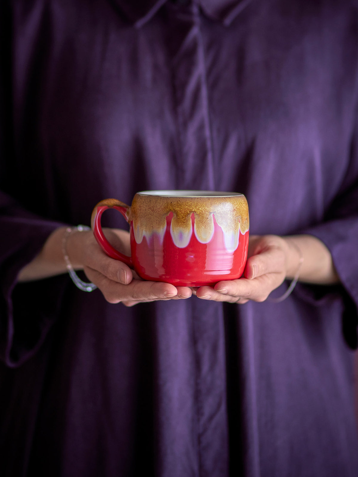 Sheen Becher, Rot, Steingut in Rot präsentiert im Onlineshop von KAQTU Design AG. Tasse ist von Bloomingville