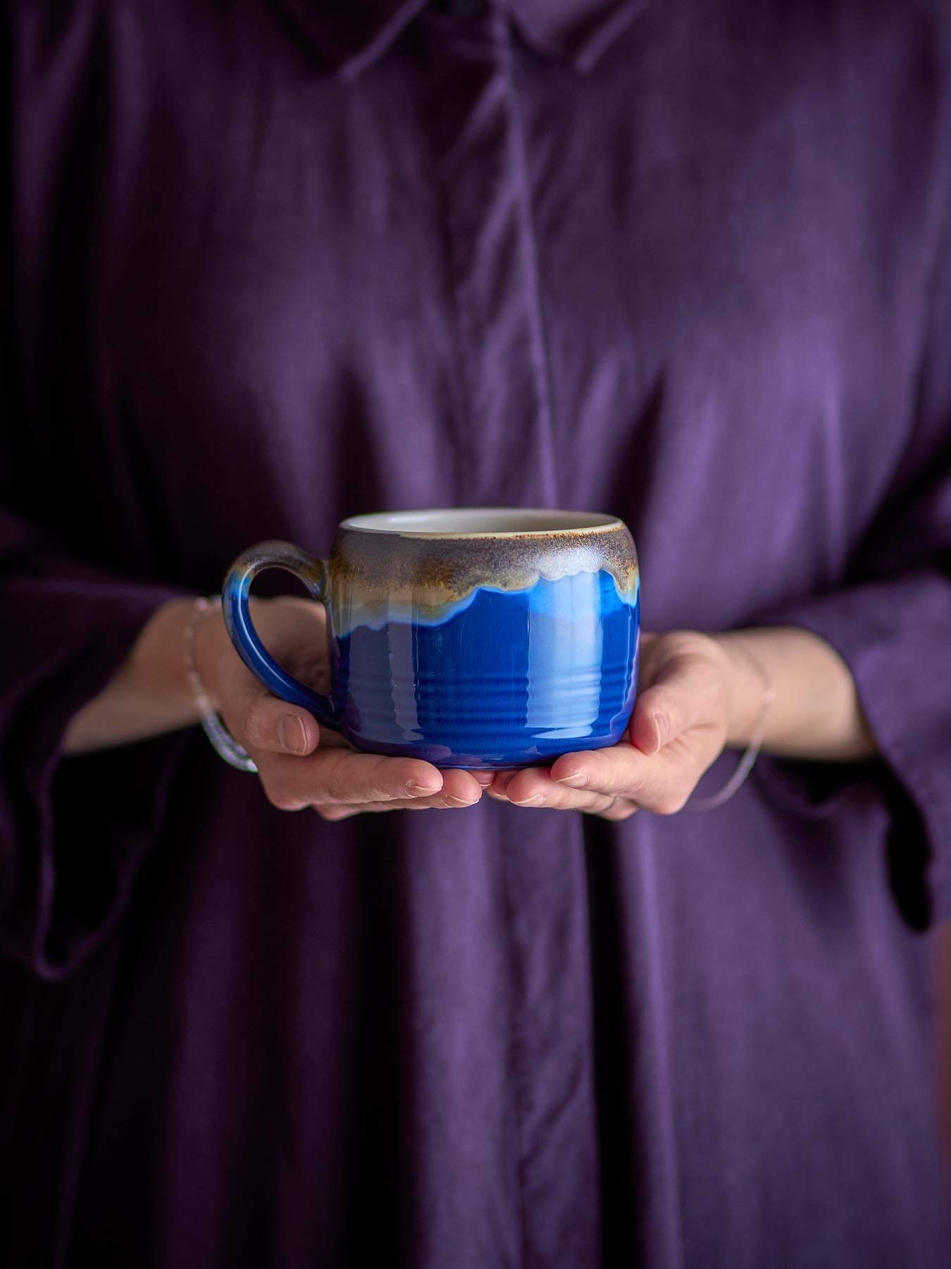 Sheen Becher, Blau, Steingut in Blau präsentiert im Onlineshop von KAQTU Design AG. Tasse ist von Bloomingville