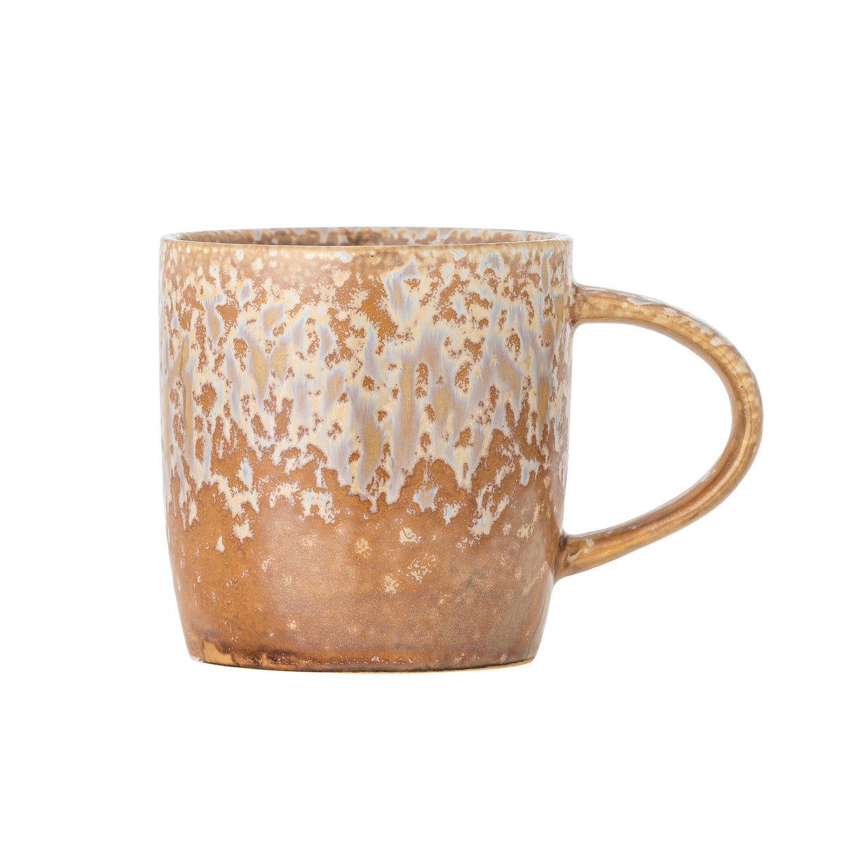 Beiger Becher Milani aus Steingut von Bloomingville mit reaktiver Glasur, runder Form und leichtem Farbenspiel auf der Oberfläche.