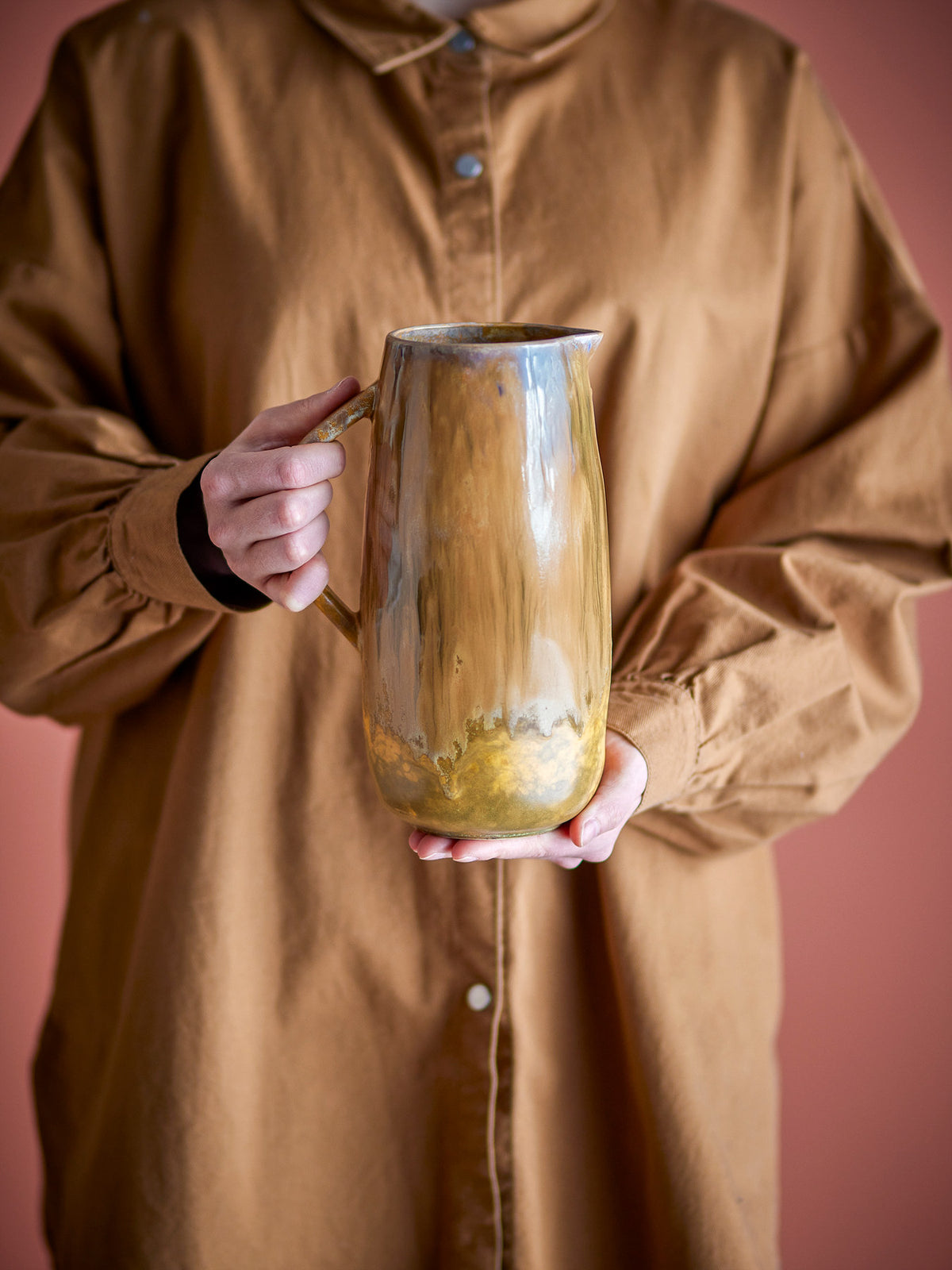 Lacey Krug, Braun, Steingut in Braun präsentiert im Onlineshop von KAQTU Design AG. Kanne ist von Creative Collection
