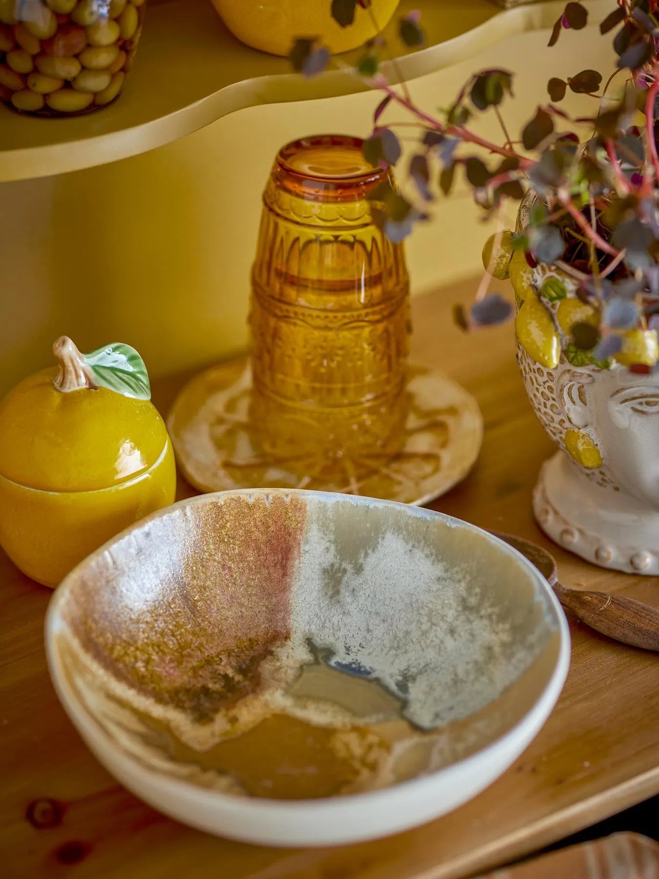 Lacey Schale, Gelb, Steingut in Gelb präsentiert im Onlineshop von KAQTU Design AG. Schale ist von Creative Collection