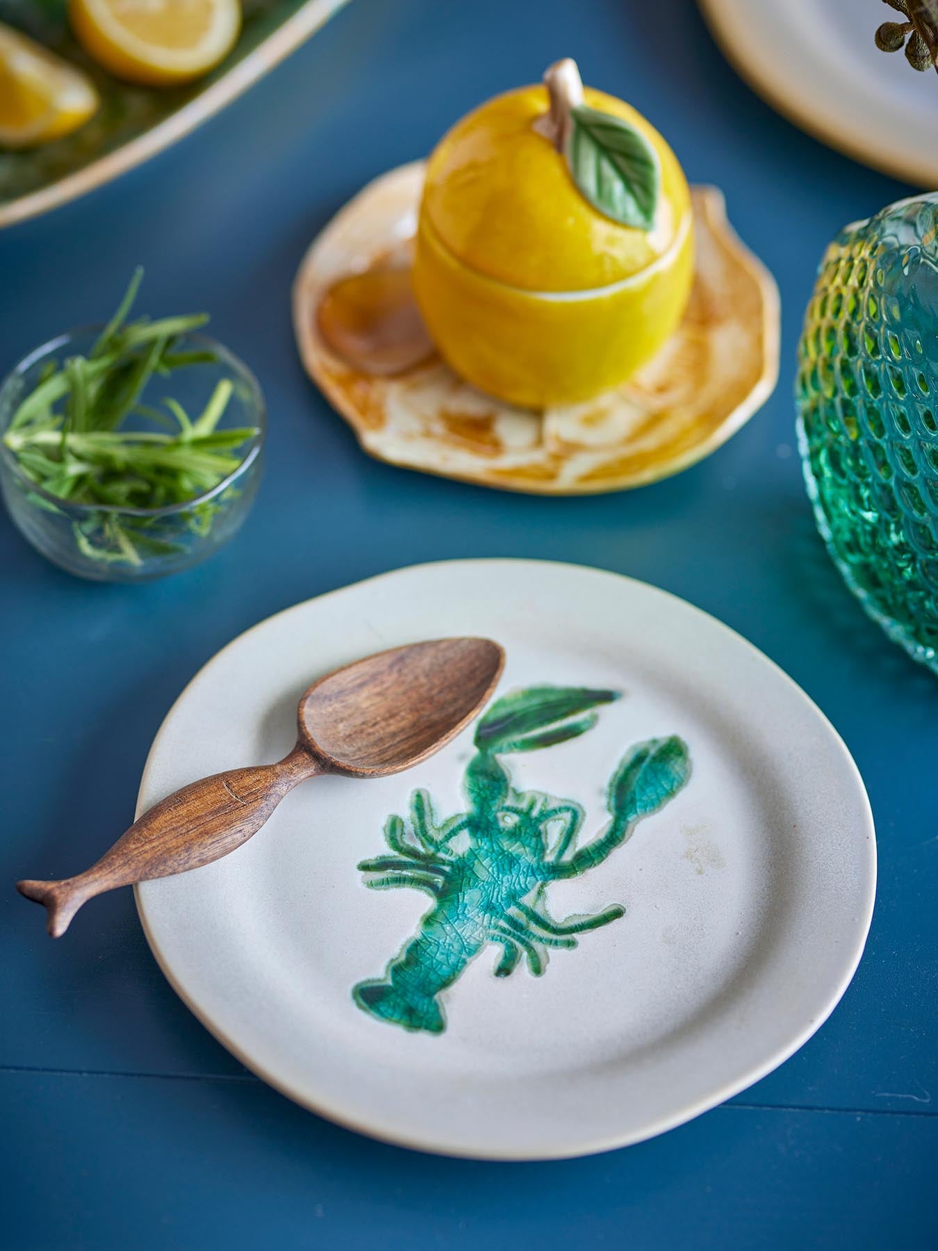 Der Hadden Teller in Grün von Creative Collection vereint Kunst und Funktionalität. Jedes Stück ist ein handgemaltes Unikat, perfekt für stilvolle Tischdekoration.