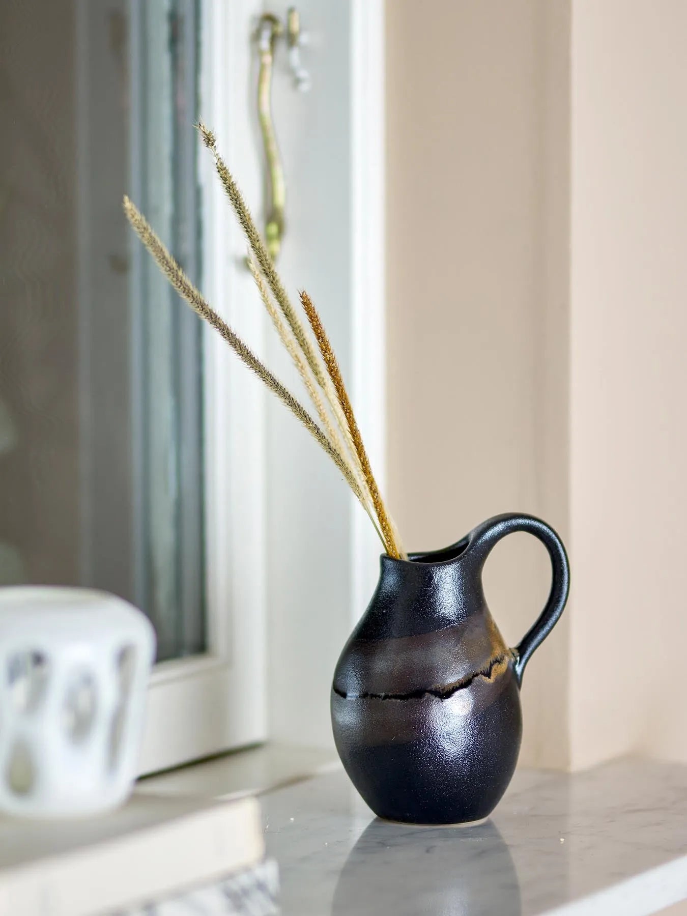Alvena Vase, Braun, Steingut in Braun präsentiert im Onlineshop von KAQTU Design AG. Vase ist von Bloomingville