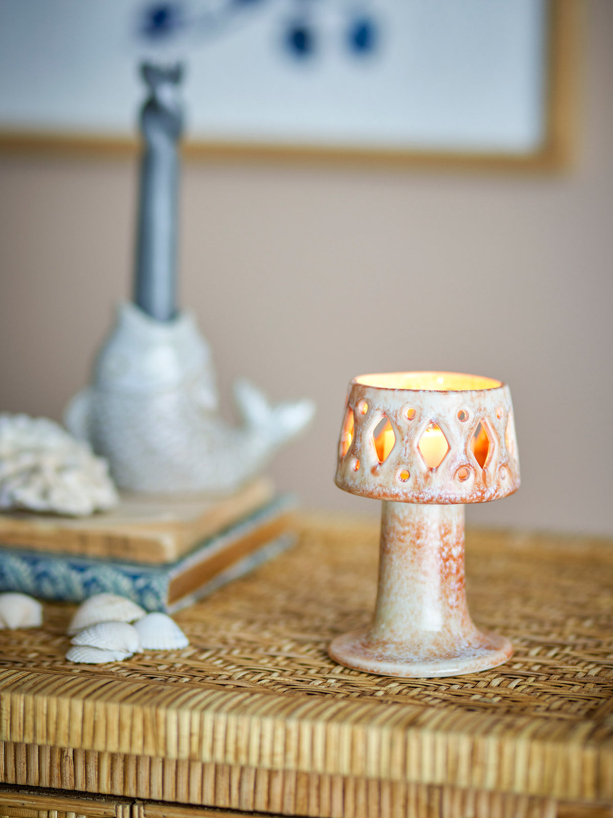 Teelichthalter Patty aus Steingut in Rose mit durchbrochenem Muster im oberen Bereich, rundes skulpturales Design, Höhe 12 cm.