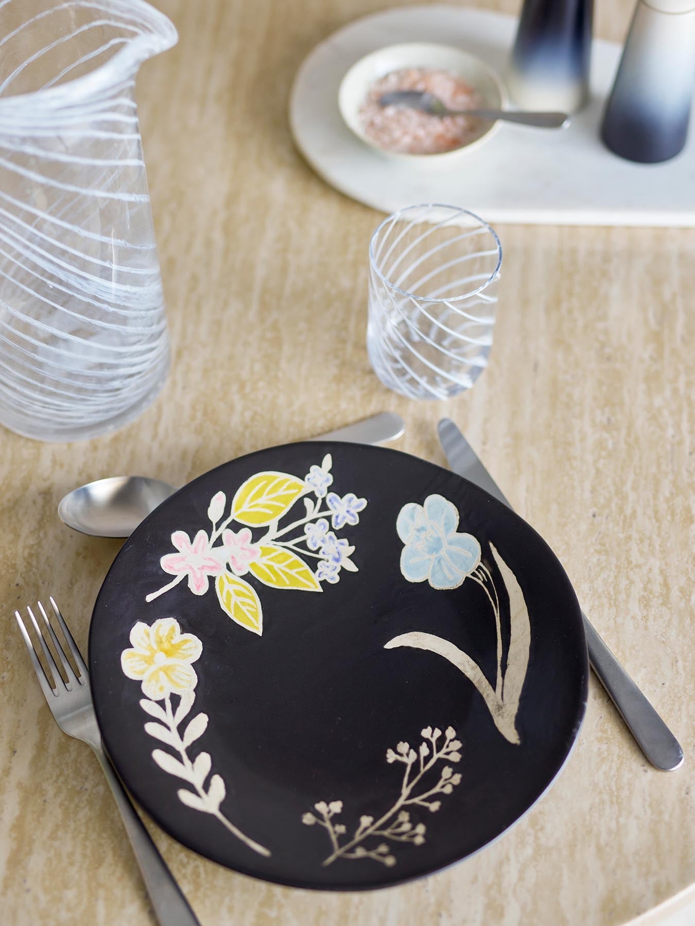 Amberly Serviertablett, Schwarz, Steingut in Schwarz präsentiert im Onlineshop von KAQTU Design AG. Käsezubehör ist von Bloomingville