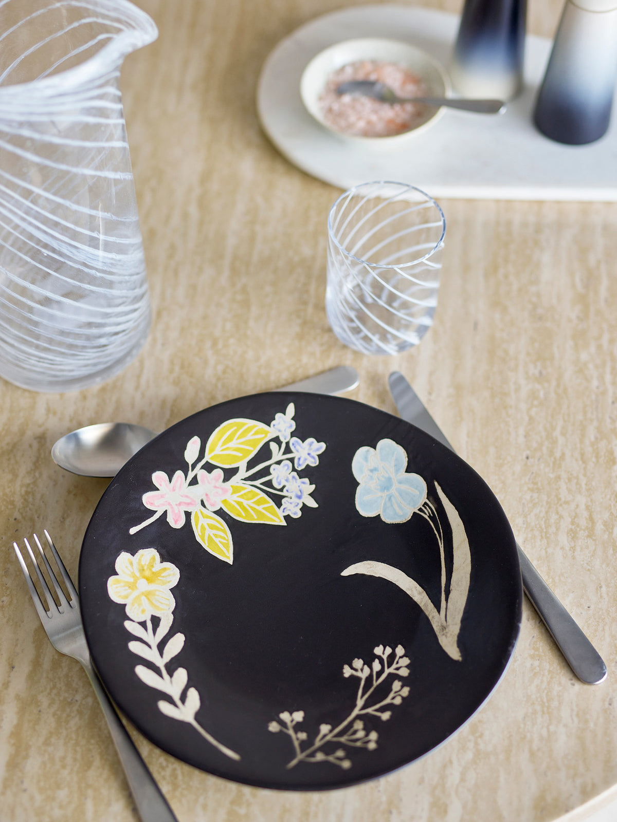 Amberly Serviertablett, Schwarz, Steingut in Schwarz präsentiert im Onlineshop von KAQTU Design AG. Tablett ist von Bloomingville