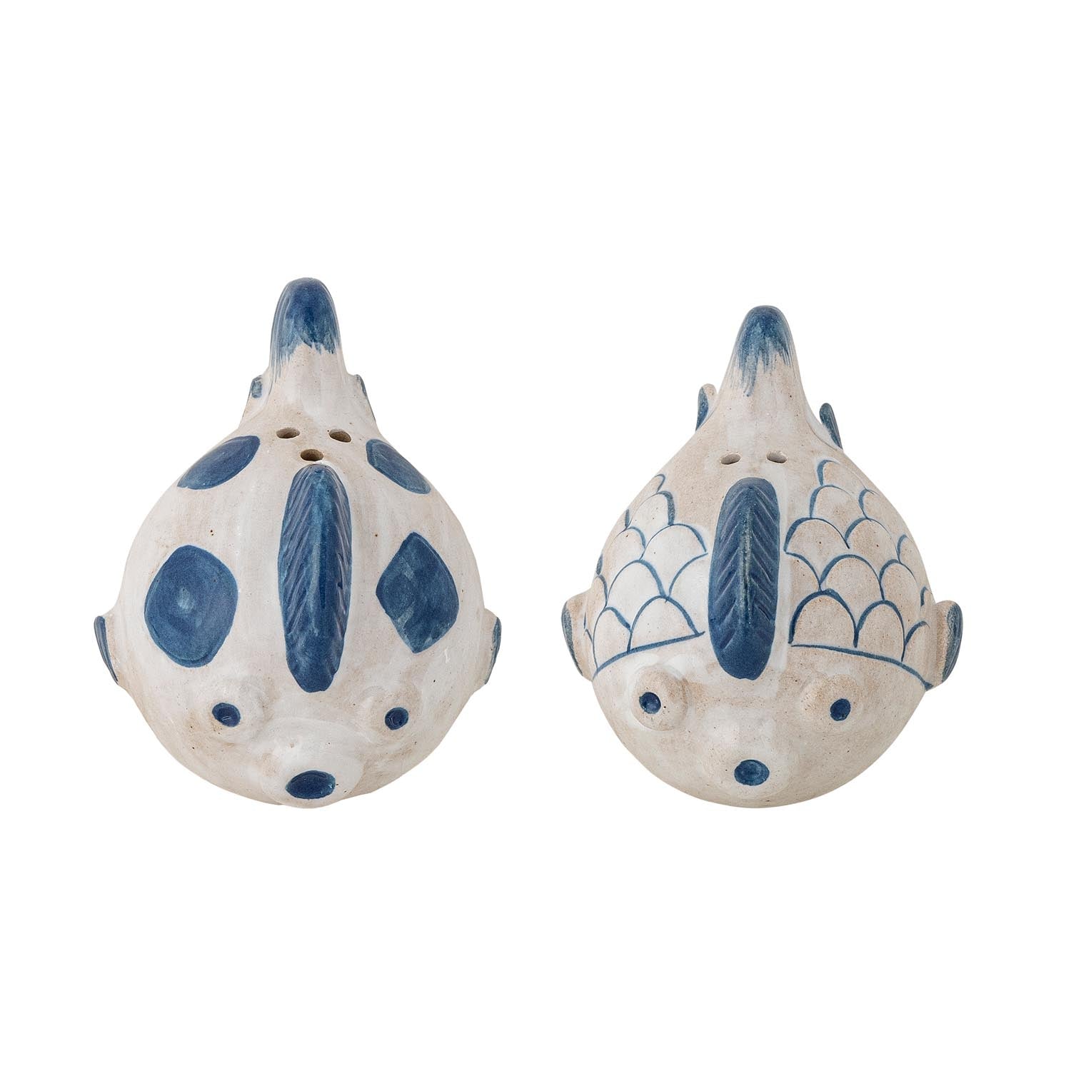 Bringen Sie mit dem Fugu Salz- und Pfefferset von Bloomingville skurrilen Charme auf Ihren Tisch. Handgefertigte, fischförmige Streuer aus hochwertigem Steingut in lebhaften Blau- und Weißtönen.