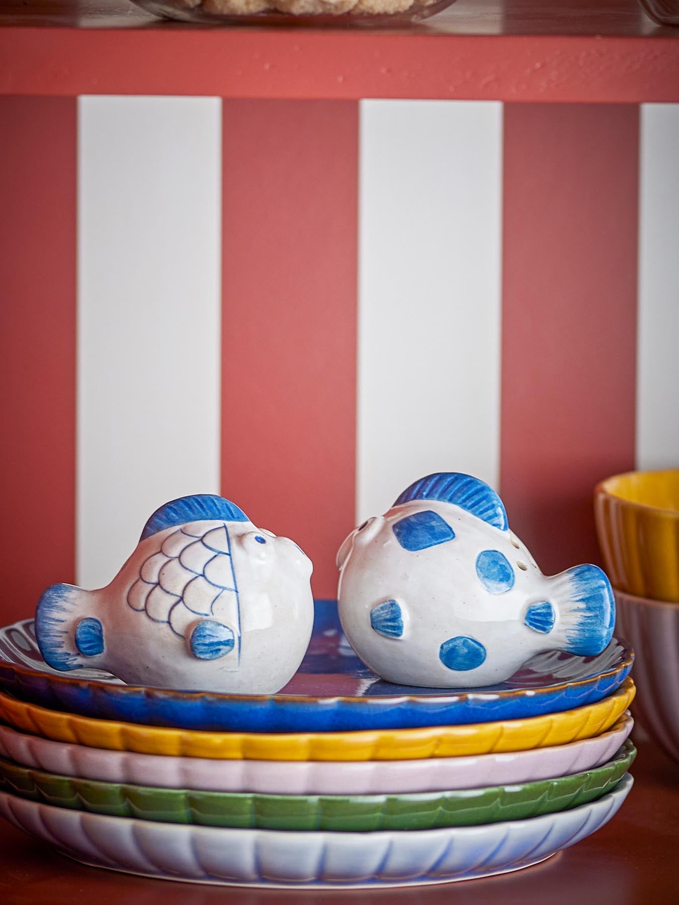 Verleihen Sie Ihrem Esstisch mit dem Fugu Salz- und Pfefferset von Bloomingville einen Hauch von Eleganz. Handgefertigte, fischförmige Streuer aus robustem Steingut in stilvollem Blau und Weiß.
