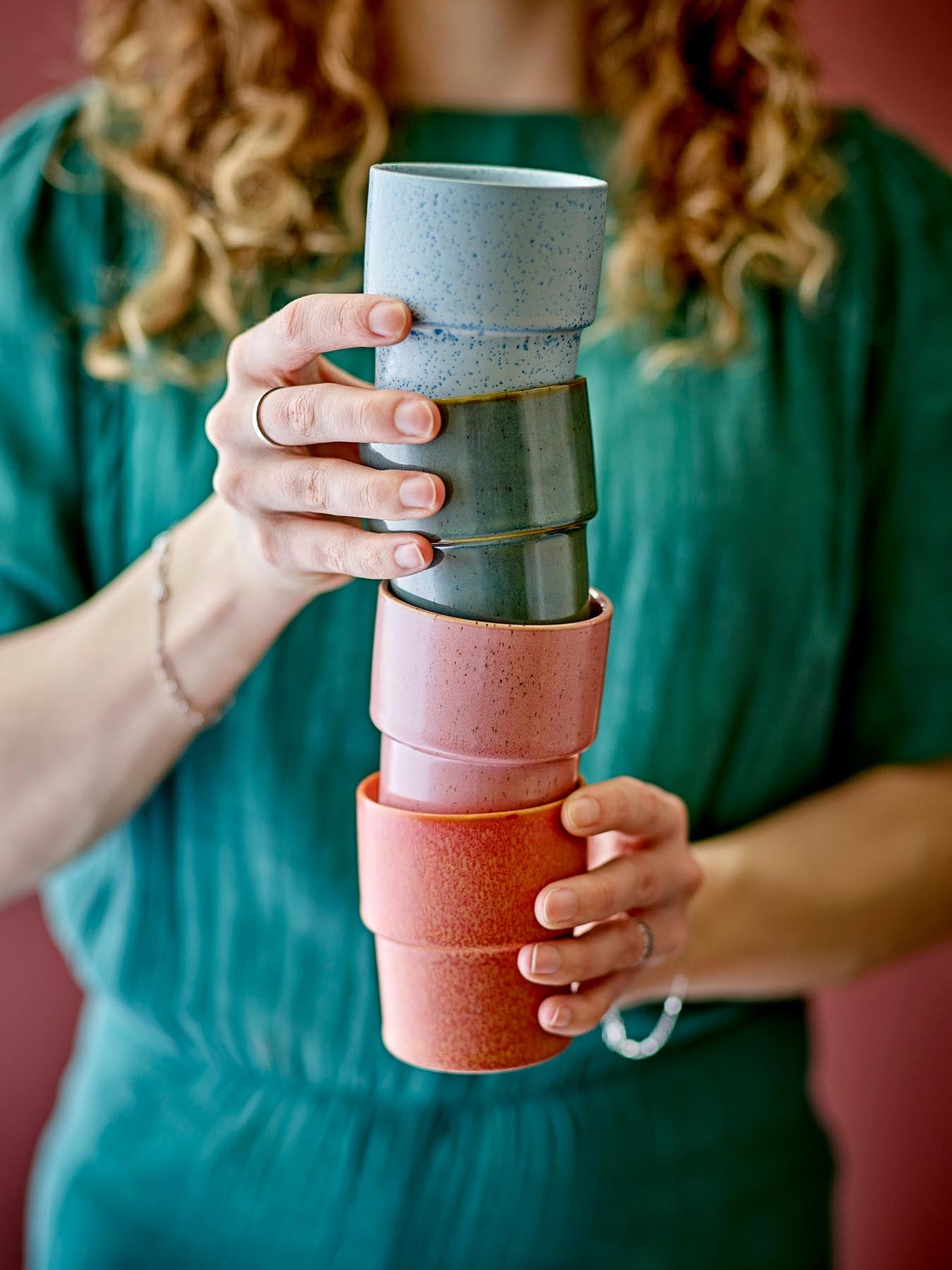 Entdecken Sie die stilvolle Ewan Tasse von Bloomingville in zartem Rosé. Hochwertiges Steingut, einzigartiges Design und praktische Funktionalität für jeden Tag.