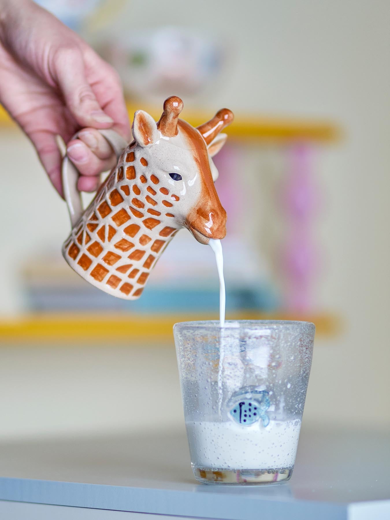 Entdecken Sie das charmante Alazar Milchkännchen von Bloomingville Mini. Handgefertigt aus Steingut, vereint es Funktionalität und stilvolles Design.