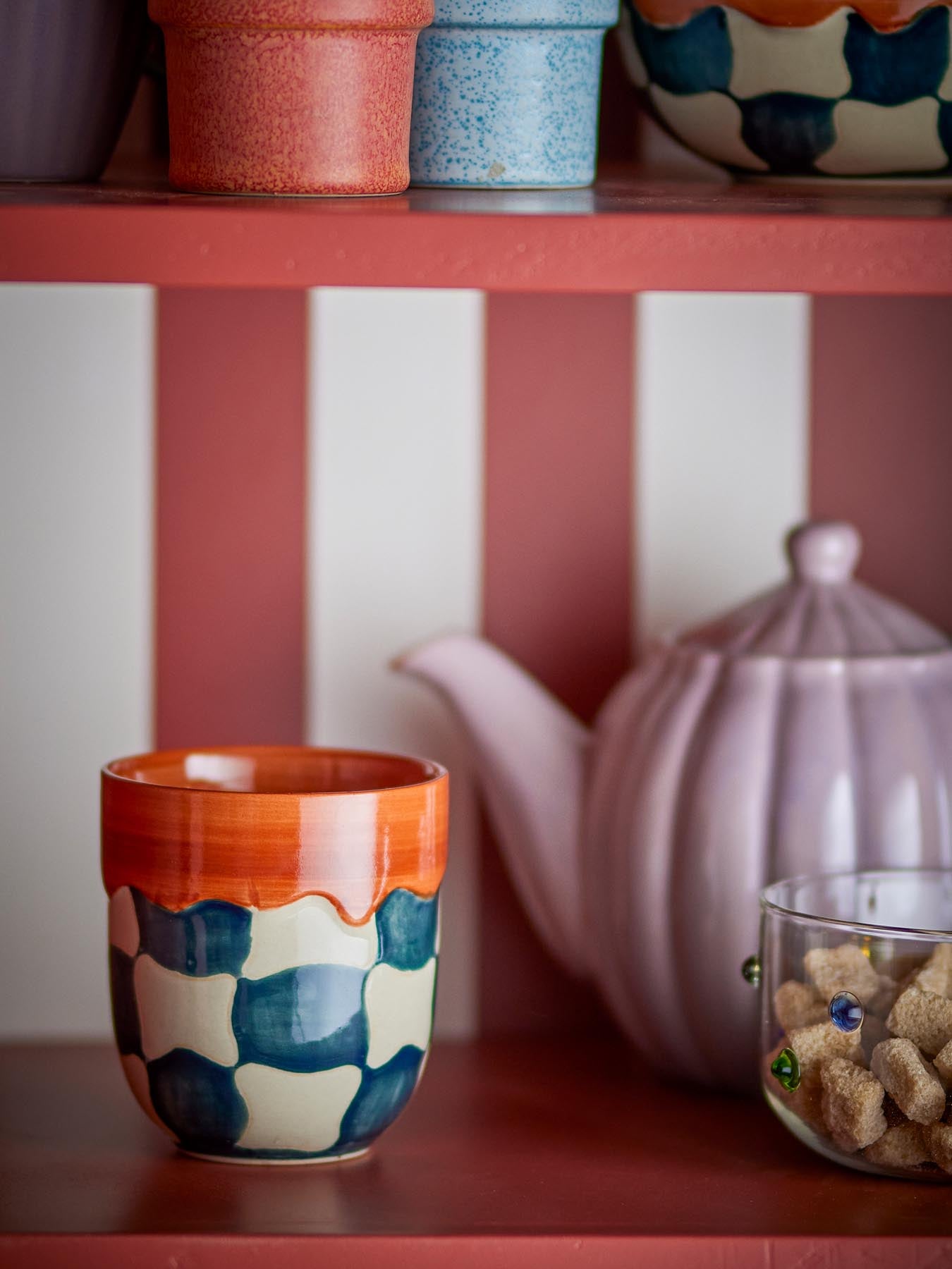 Check Tasse, Blau, Steingut in Blau präsentiert im Onlineshop von KAQTU Design AG. Tasse ist von Bloomingville