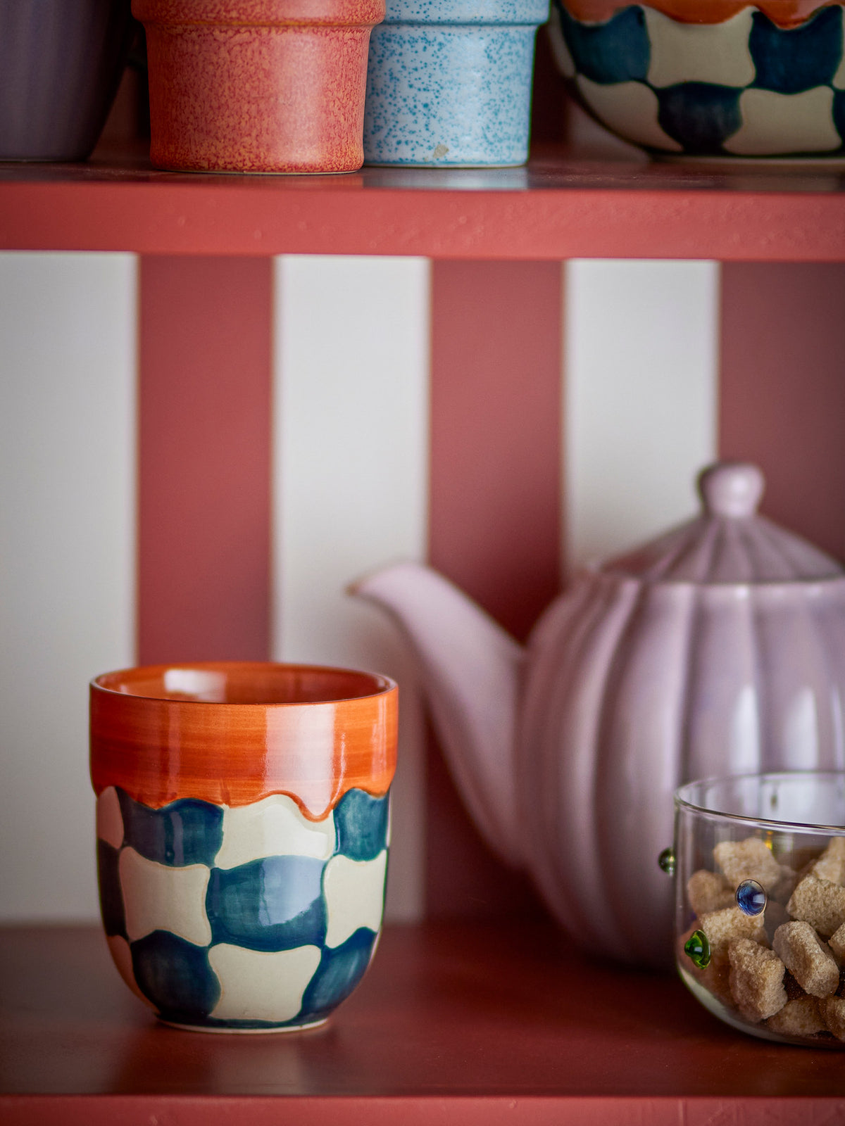 Check Tasse, Blau, Steingut in Blau präsentiert im Onlineshop von KAQTU Design AG. Tasse ist von Bloomingville