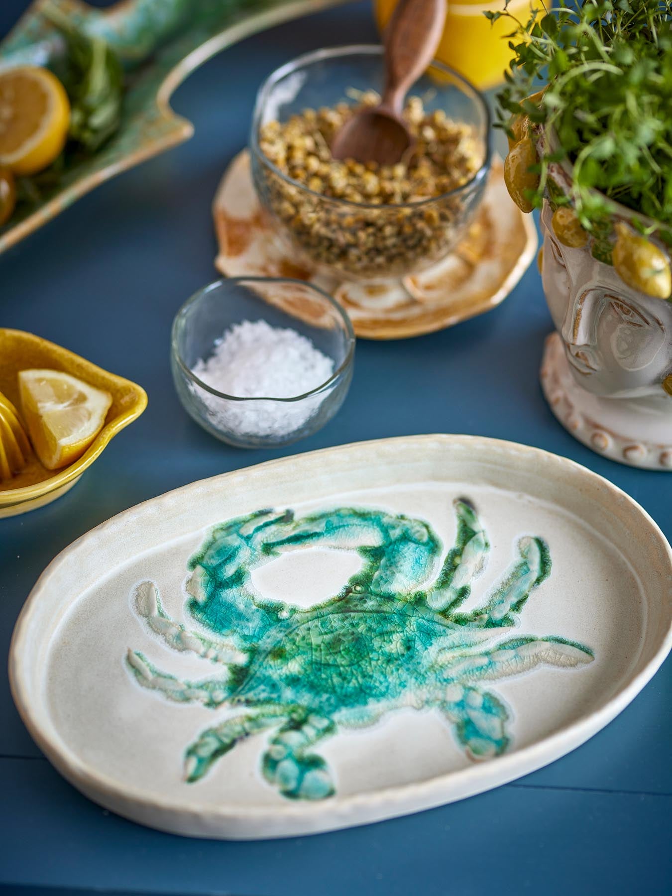 Der Hadden Teller in Grün von Creative Collection vereint Kunst und Funktionalität. Jedes Stück ist ein handgemaltes Unikat, perfekt für stilvolle Tischarrangements.