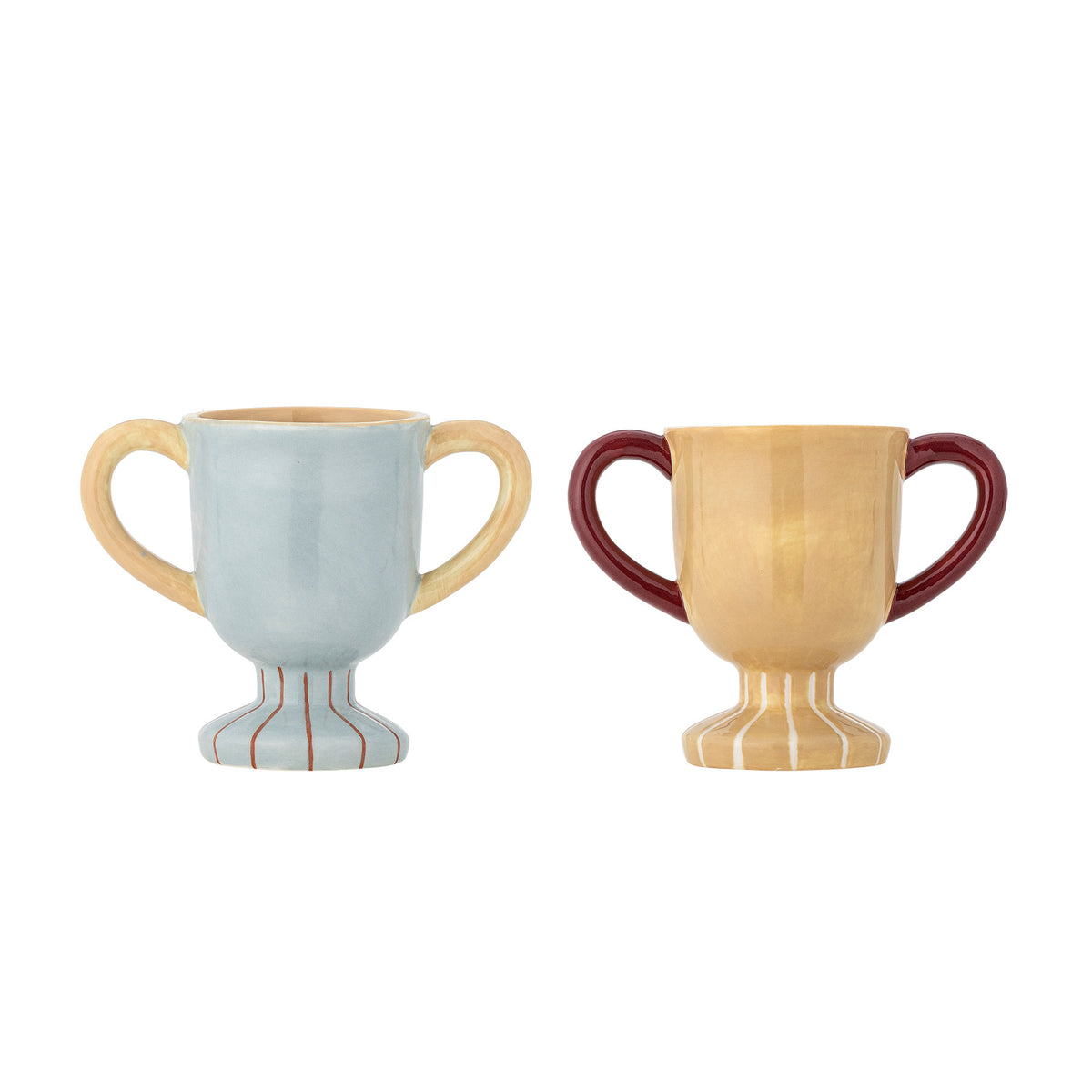 Trophy Tasse, Blau, Steingut in Blau präsentiert im Onlineshop von KAQTU Design AG. Tasse ist von Bloomingville Mini