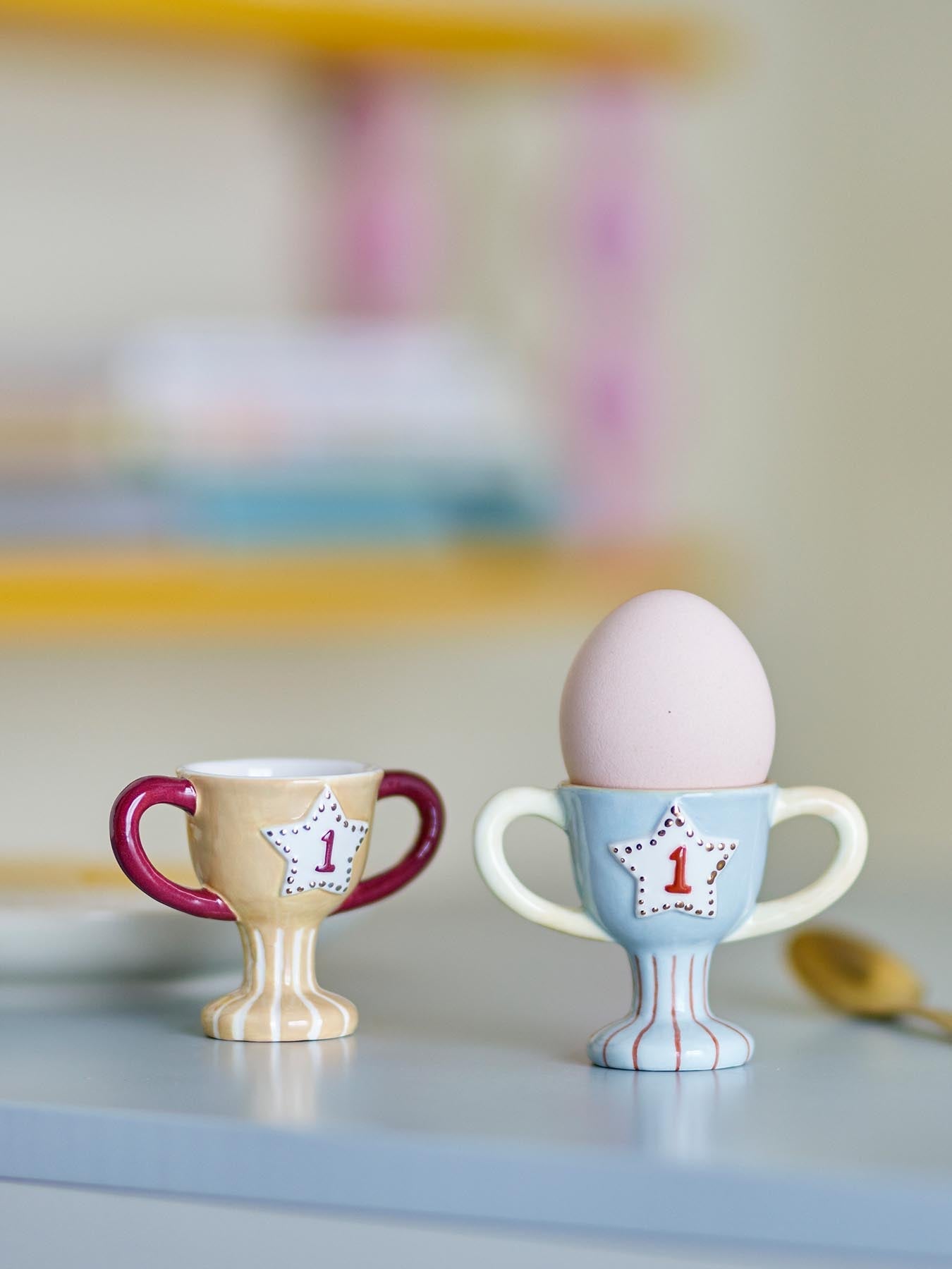 Trophy Eierbecher, Blau, Steingut in Blau präsentiert im Onlineshop von KAQTU Design AG. Kochbesteck ist von Bloomingville Mini