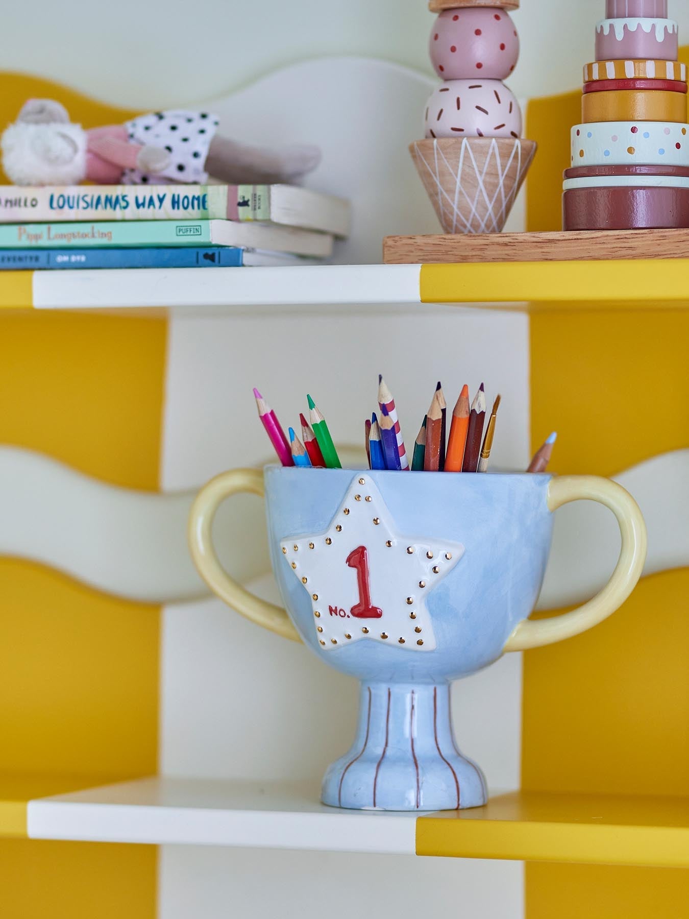 Trophy Blumentopf, Blau, Keramik in Blau präsentiert im Onlineshop von KAQTU Design AG. Blumentopf ist von Bloomingville Mini