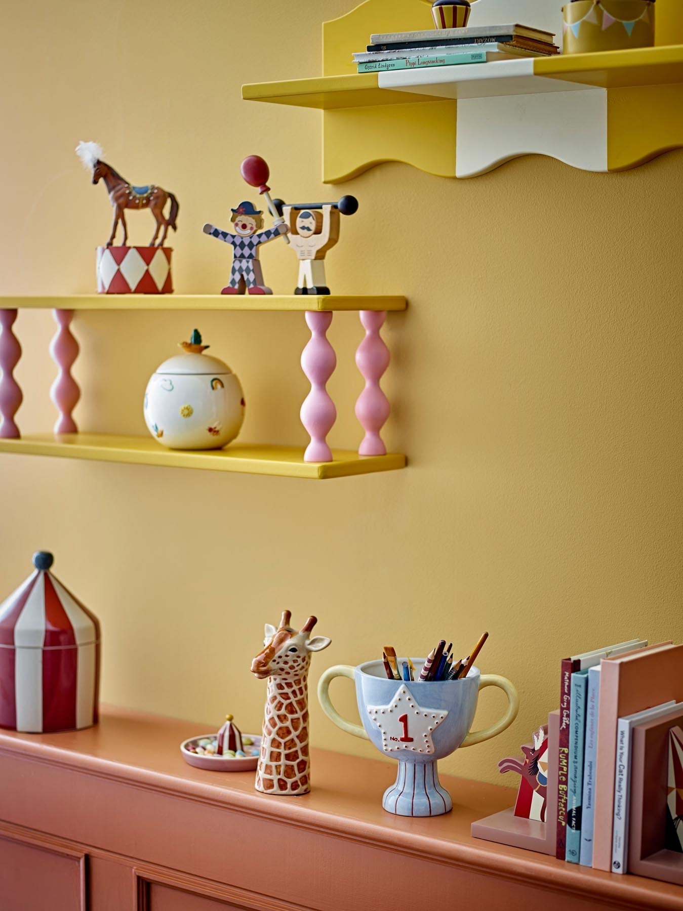 Trophy Blumentopf, Blau, Keramik in Blau präsentiert im Onlineshop von KAQTU Design AG. Blumentopf ist von Bloomingville Mini