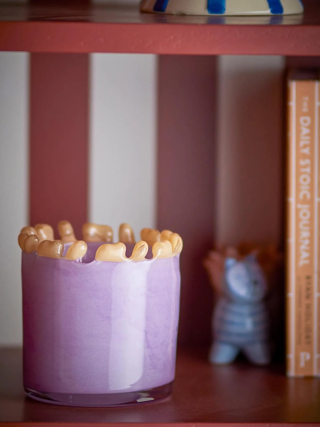 Edger Teelichthalter, Violett, Glas in Lila präsentiert im Onlineshop von KAQTU Design AG. Kerzenständer ist von Bloomingville