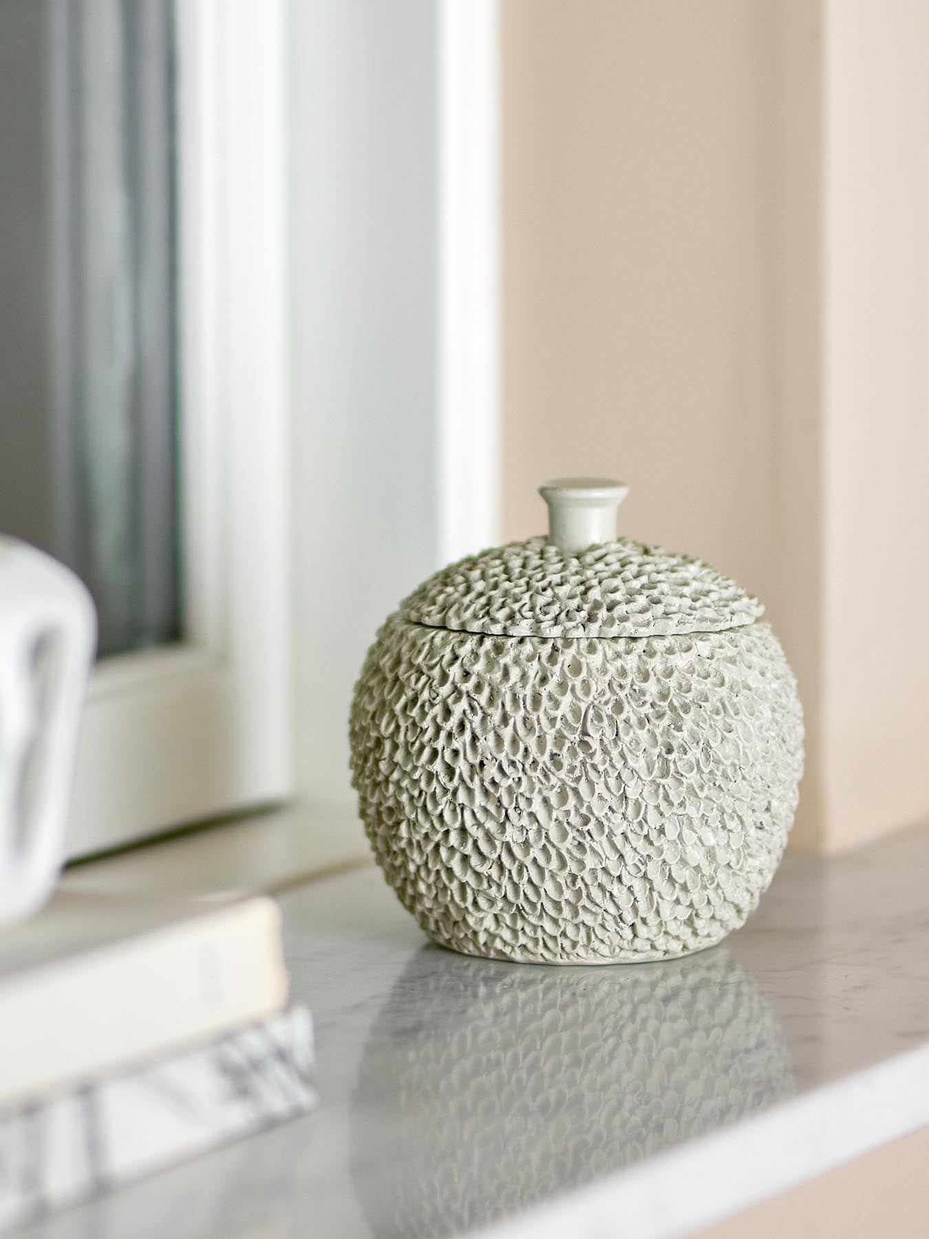 Briar Gefäß mit Deckel, Grau, Polyresin in Grau präsentiert im Onlineshop von KAQTU Design AG. Kanne ist von Bloomingville