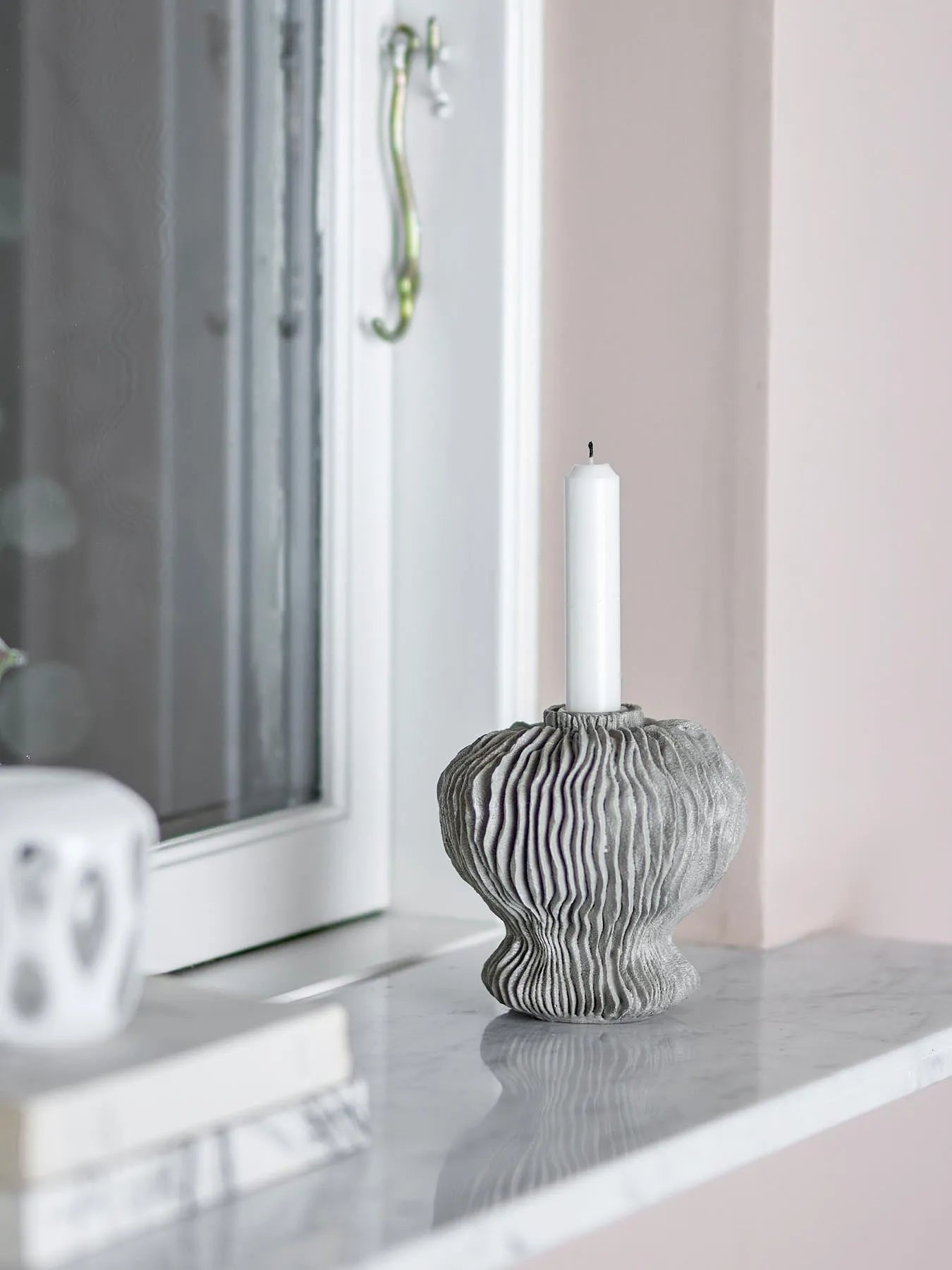 Briar Kerzenhalter, Grau, Polyresin in Grau präsentiert im Onlineshop von KAQTU Design AG. Kerzenständer ist von Bloomingville