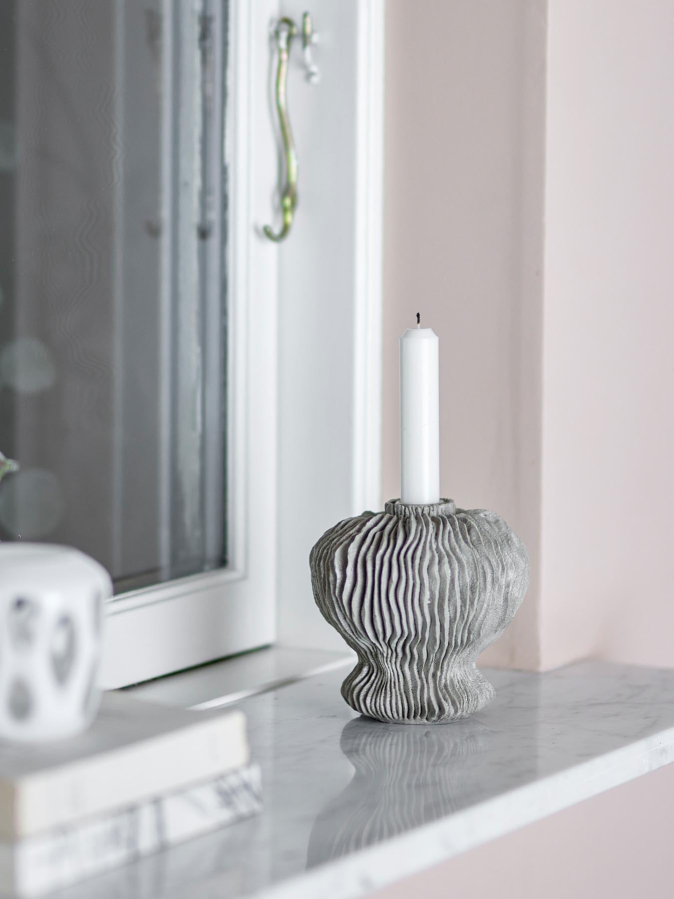 Briar Kerzenhalter, Grau, Polyresin in Grau präsentiert im Onlineshop von KAQTU Design AG. Kerzenständer ist von Bloomingville