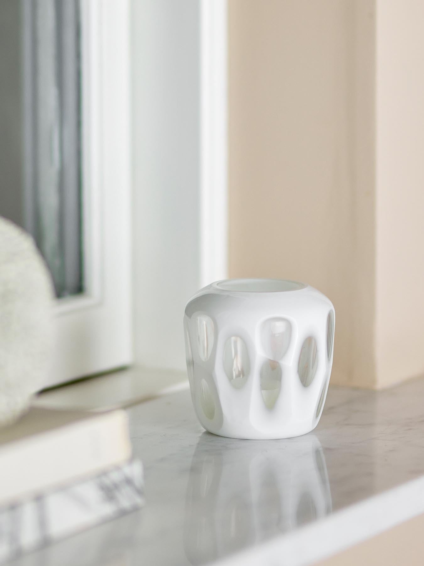Rohan Teelichthalter, Weiß, Recyceltes Glas in Weiß präsentiert im Onlineshop von KAQTU Design AG. Kerzenständer ist von Bloomingville