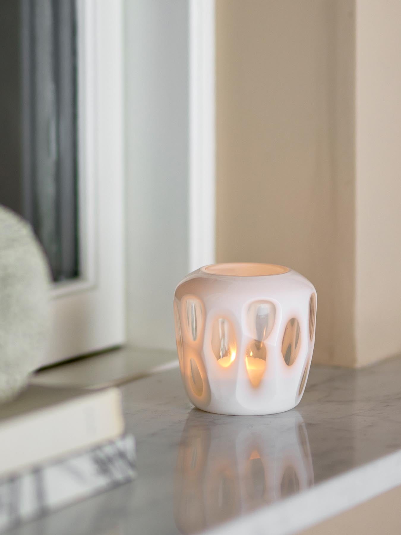 Rohan Teelichthalter, Weiß, Recyceltes Glas in Weiß präsentiert im Onlineshop von KAQTU Design AG. Kerzenständer ist von Bloomingville