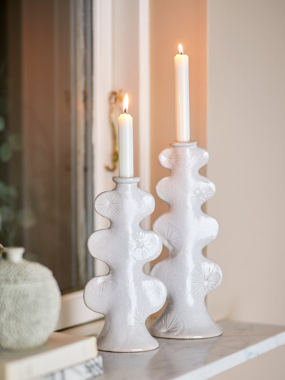 Cason Kerzenhalter, Weiss, Steingut in Weiss präsentiert im Onlineshop von KAQTU Design AG. Kerzenständer ist von Bloomingville