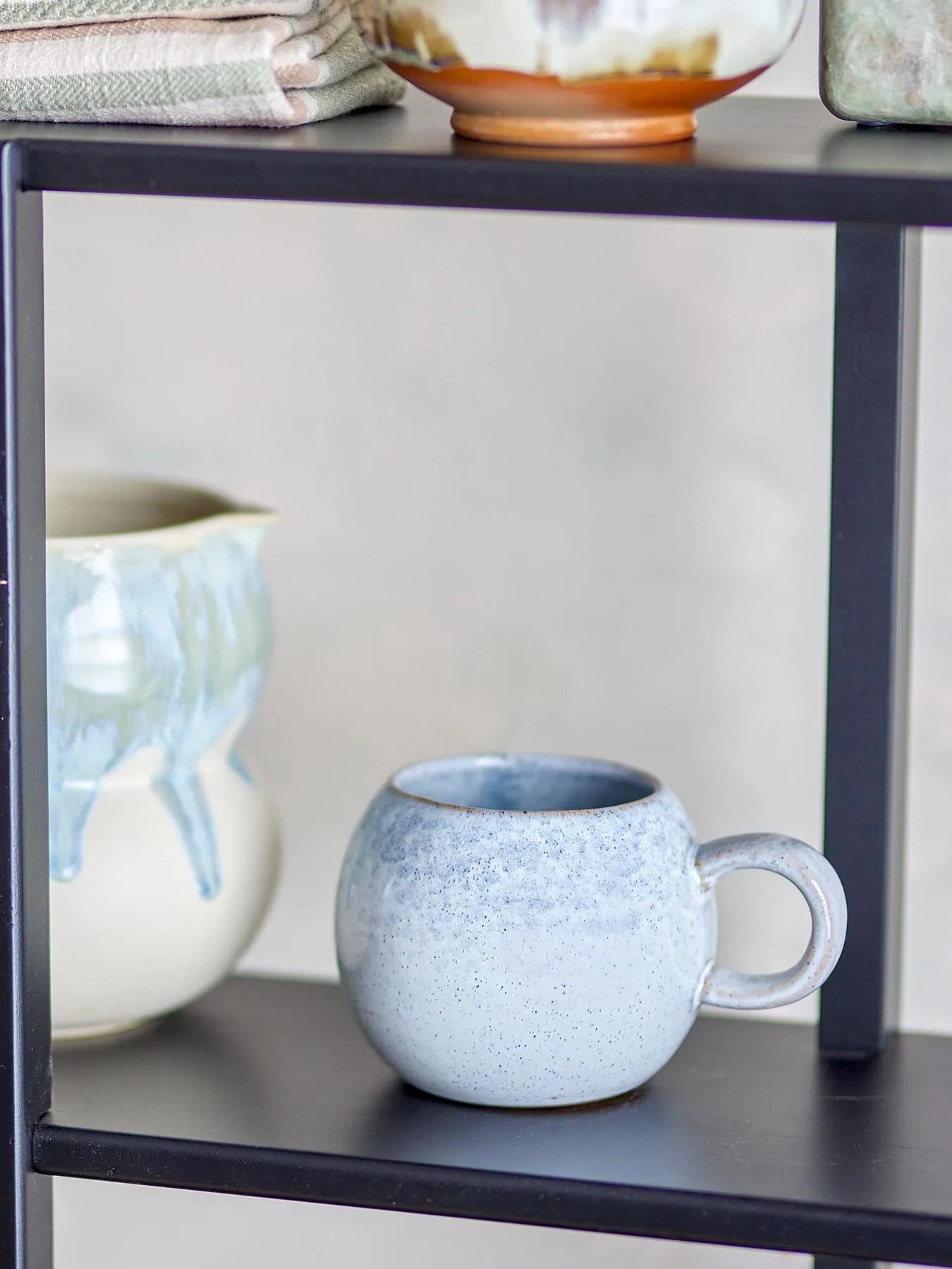 Paula Becher, Blau, Steingut in Blau präsentiert im Onlineshop von KAQTU Design AG. Tasse ist von Bloomingville