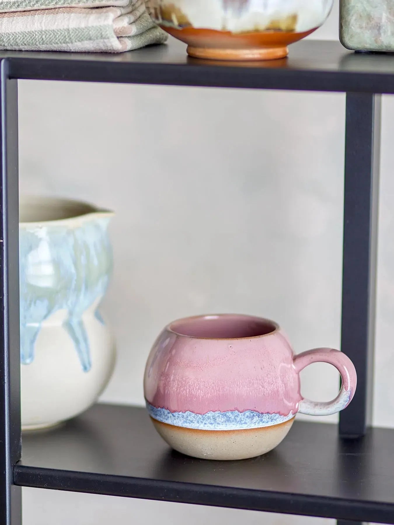 Paula Becher, Rose, Steingut in Rose präsentiert im Onlineshop von KAQTU Design AG. Kaffeetassen ist von Bloomingville