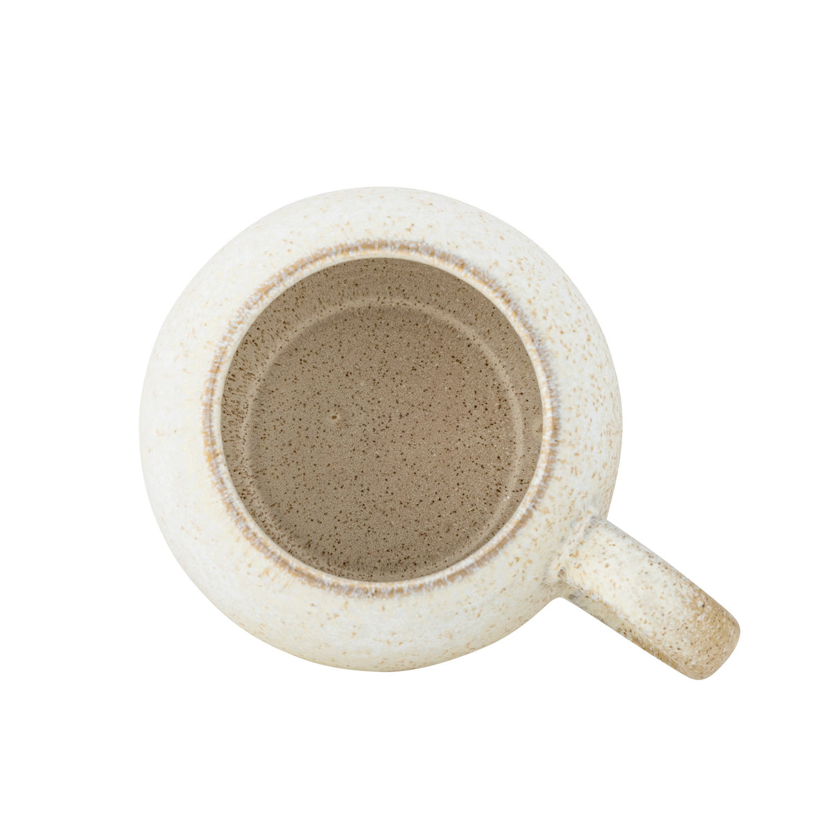 Beige Tasse aus Steingut mit Henkel, Modell Paula von Bloomingville, reaktive Glasur mit warmen Sandtönen, Fassungsvermögen 410 ml.