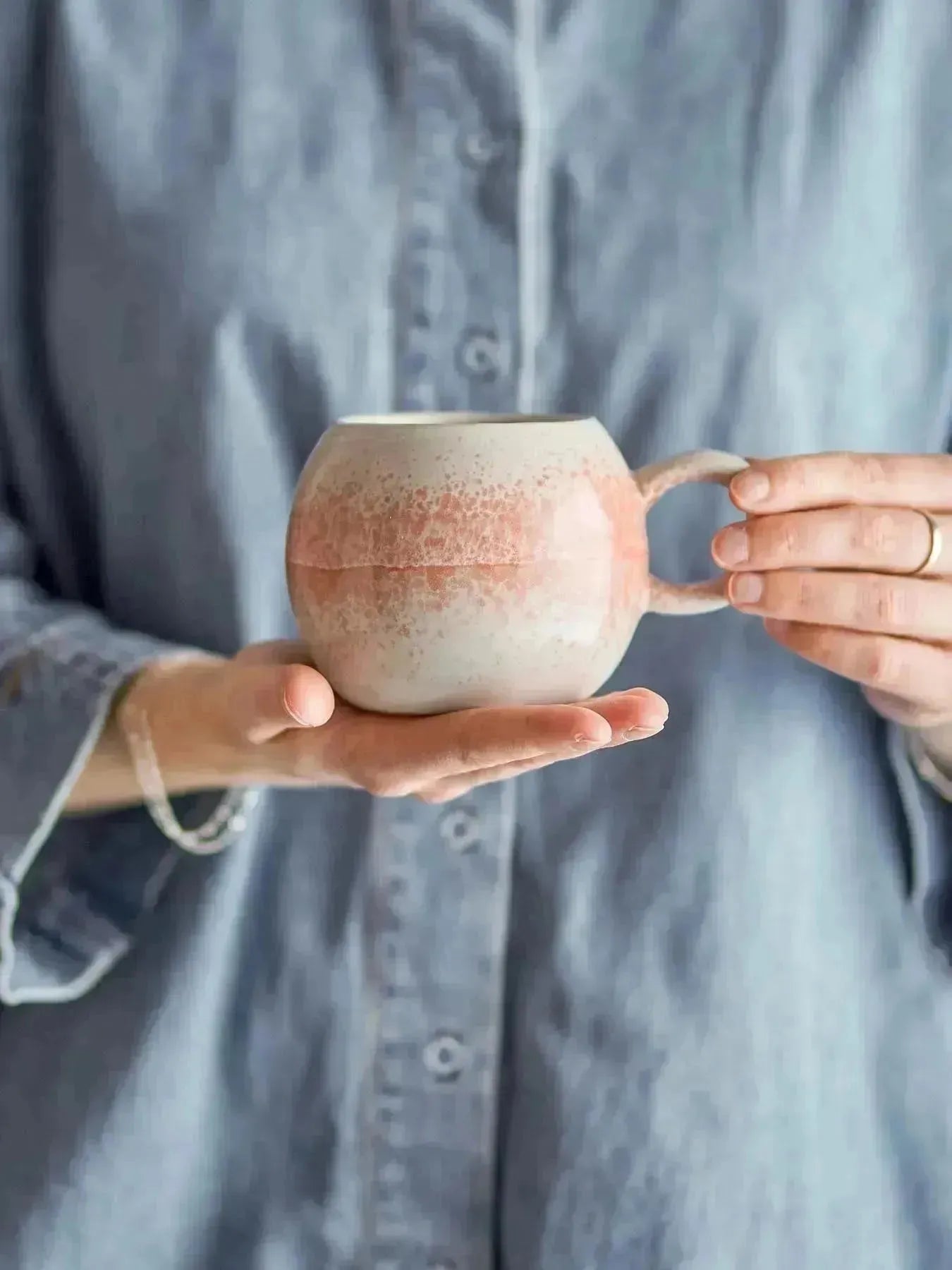 Paula Becher, Orange, Steingut in Orange präsentiert im Onlineshop von KAQTU Design AG. Tasse ist von Bloomingville