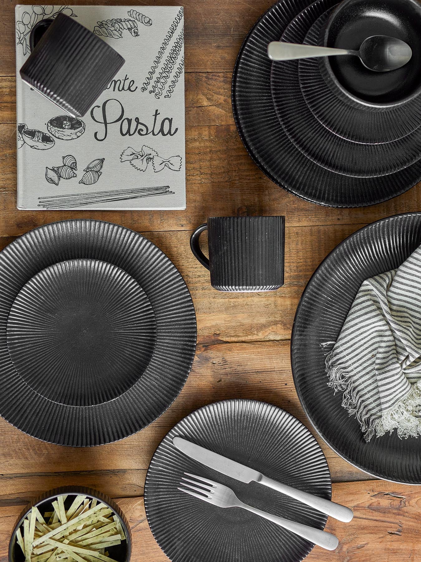 Neri Geschirrset, Schwarz, Steingut in Schwarz präsentiert im Onlineshop von KAQTU Design AG. Geschirr ist von Bloomingville