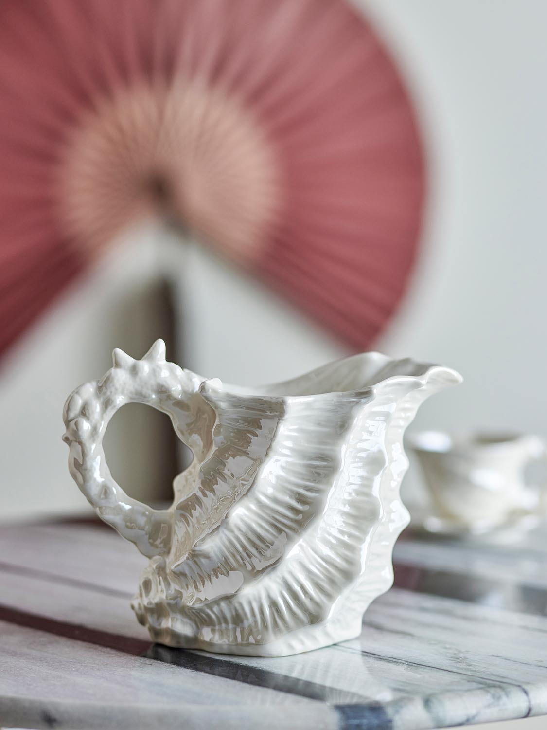 Shellie Krug, Weiß, Steingut in White präsentiert im Onlineshop von KAQTU Design AG. Kanne ist von Bloomingville