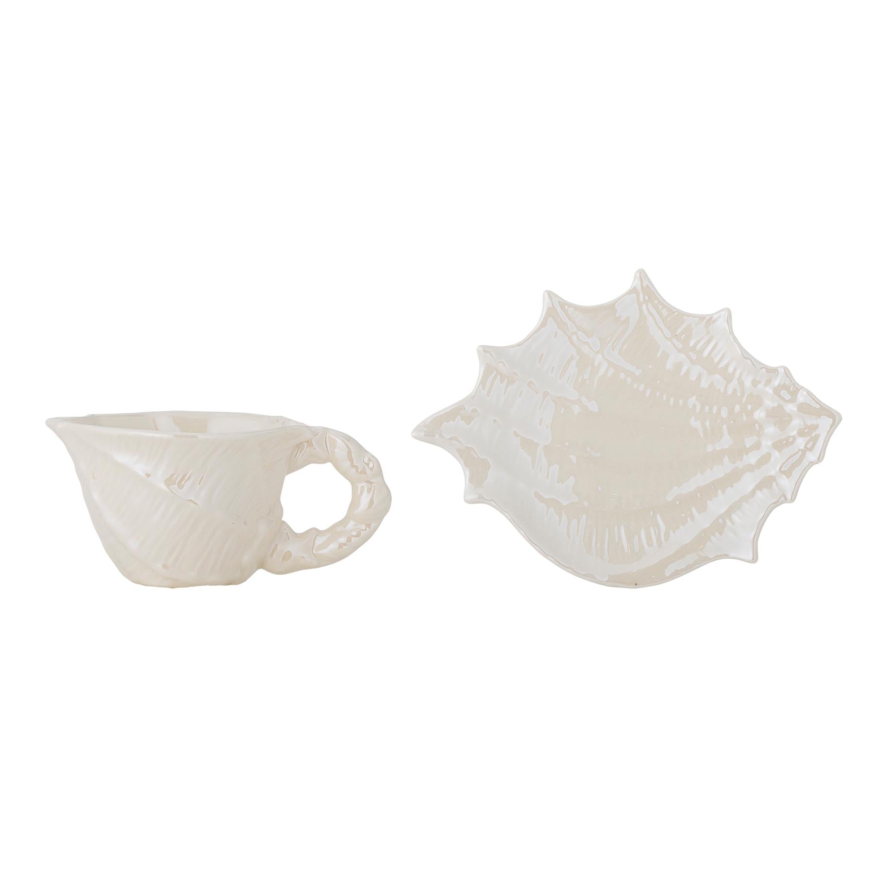 Shellie Tasse mit Untertasse, Weiß, Steingut in White präsentiert im Onlineshop von KAQTU Design AG. Tasse ist von Bloomingville