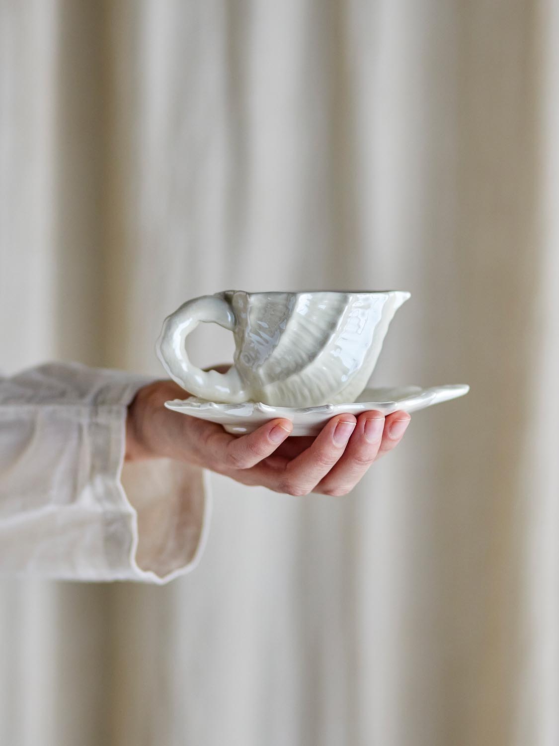 Shellie Tasse mit Untertasse, Weiß, Steingut in White präsentiert im Onlineshop von KAQTU Design AG. Tasse ist von Bloomingville