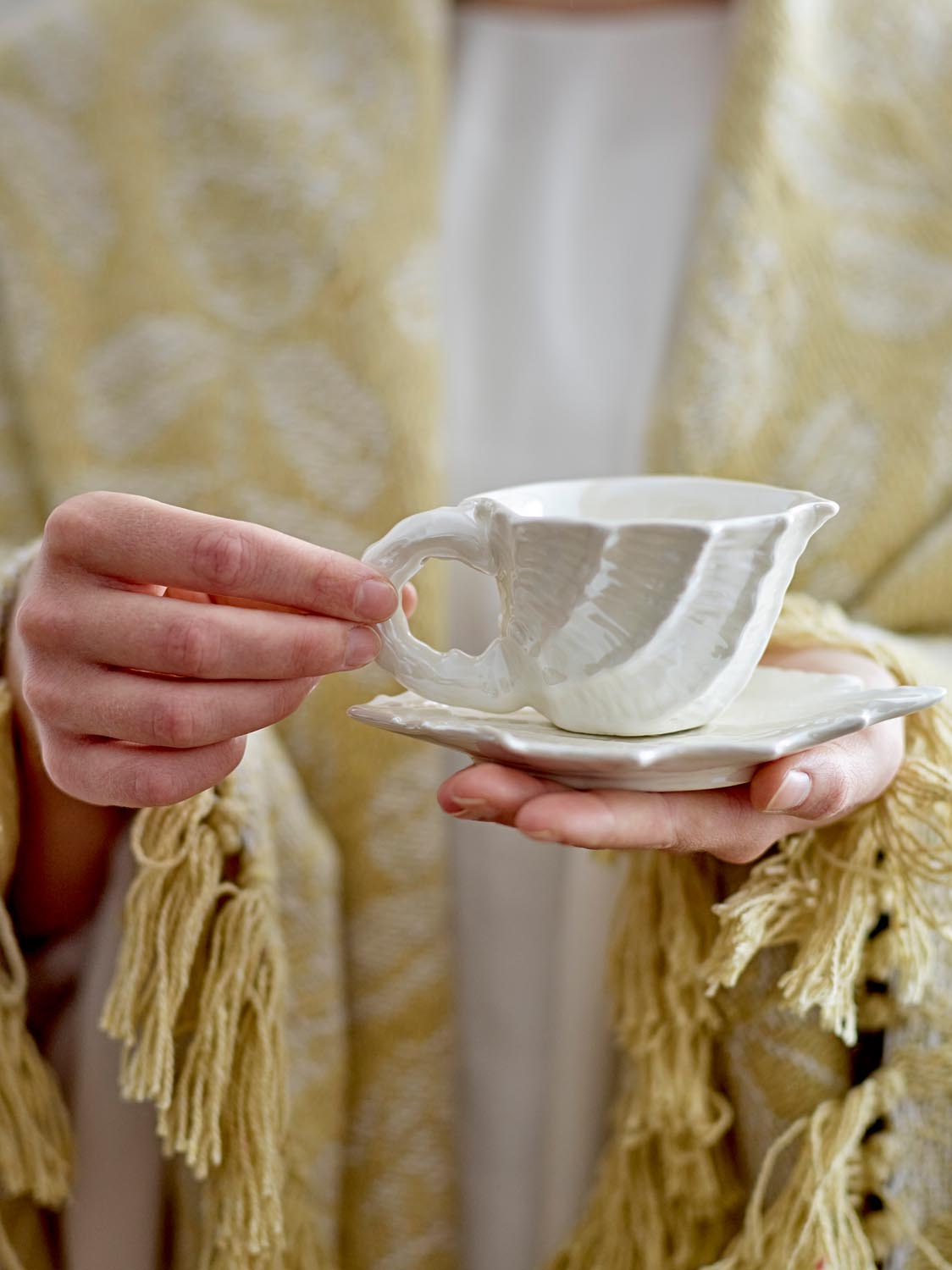 Shellie Tasse mit Untertasse, Weiß, Steingut in White präsentiert im Onlineshop von KAQTU Design AG. Tasse ist von Bloomingville