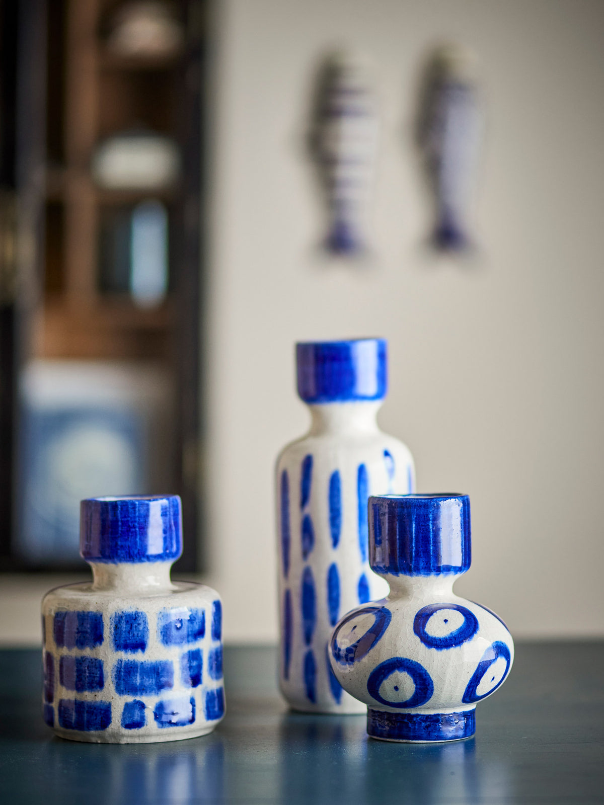 Romane Vase, Blau, Steingut in Blue präsentiert im Onlineshop von KAQTU Design AG. Vase ist von Creative Collection
