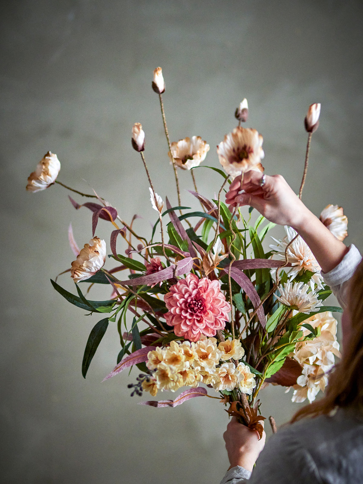 Hazy Blumenstrauss von Bloomingville in Beige: Kunstblumen-Arrangement in Beige-, Grün- und Rosétönen, Stiele in mattes Papier gewickelt.