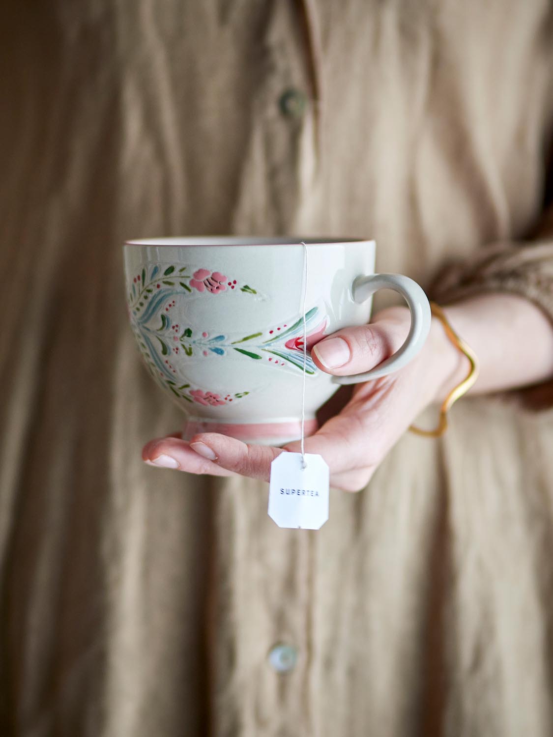 Rosalynde Becher, Weiß, Steingut in White präsentiert im Onlineshop von KAQTU Design AG. Tasse ist von Creative Collection