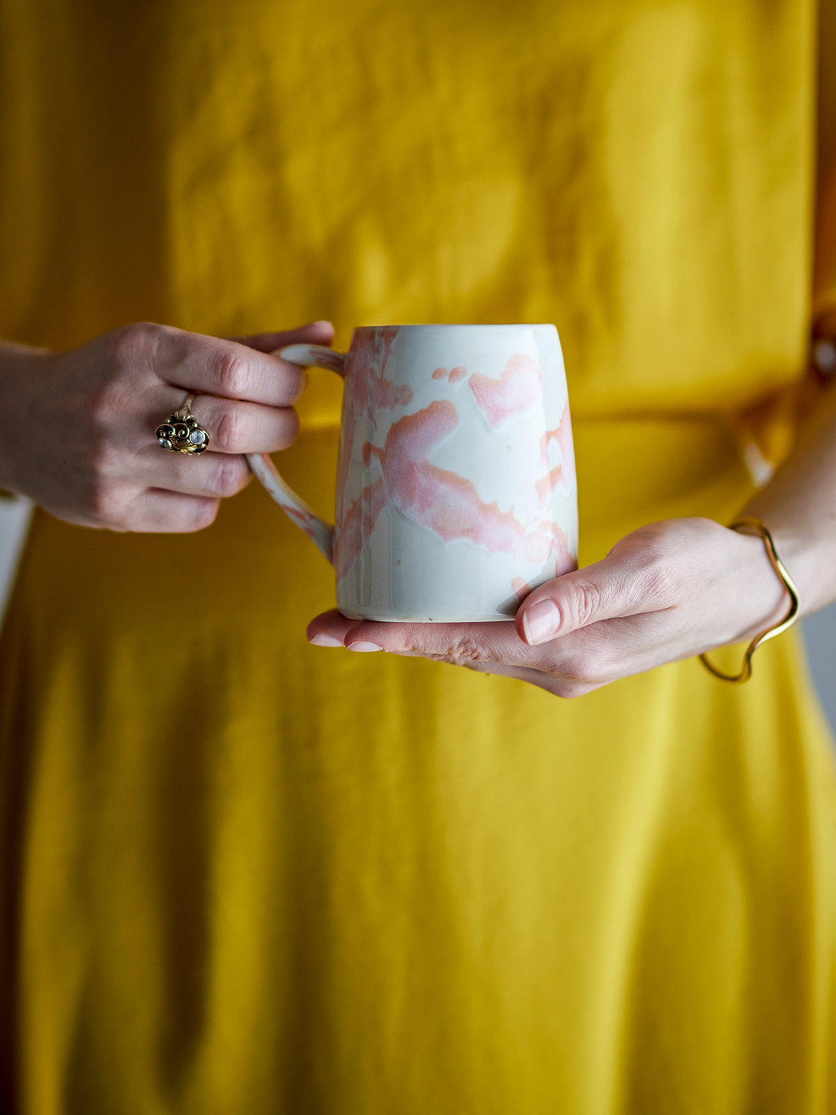 Winnie Becher, Bunt, Steingut in Multi präsentiert im Onlineshop von KAQTU Design AG. Tasse ist von Creative Collection